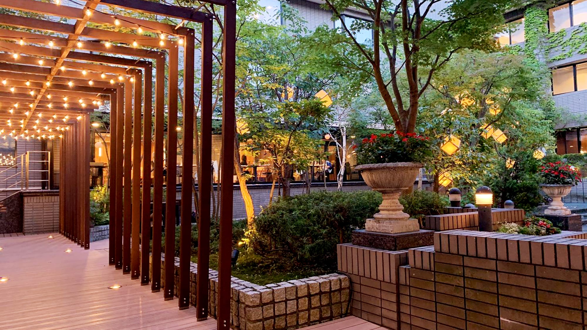 Hotel: courtyard