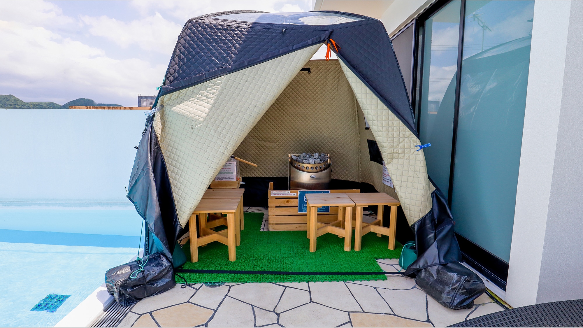 A sauna stove is installed inside the tent, so you can enjoy loyly in a hot space.