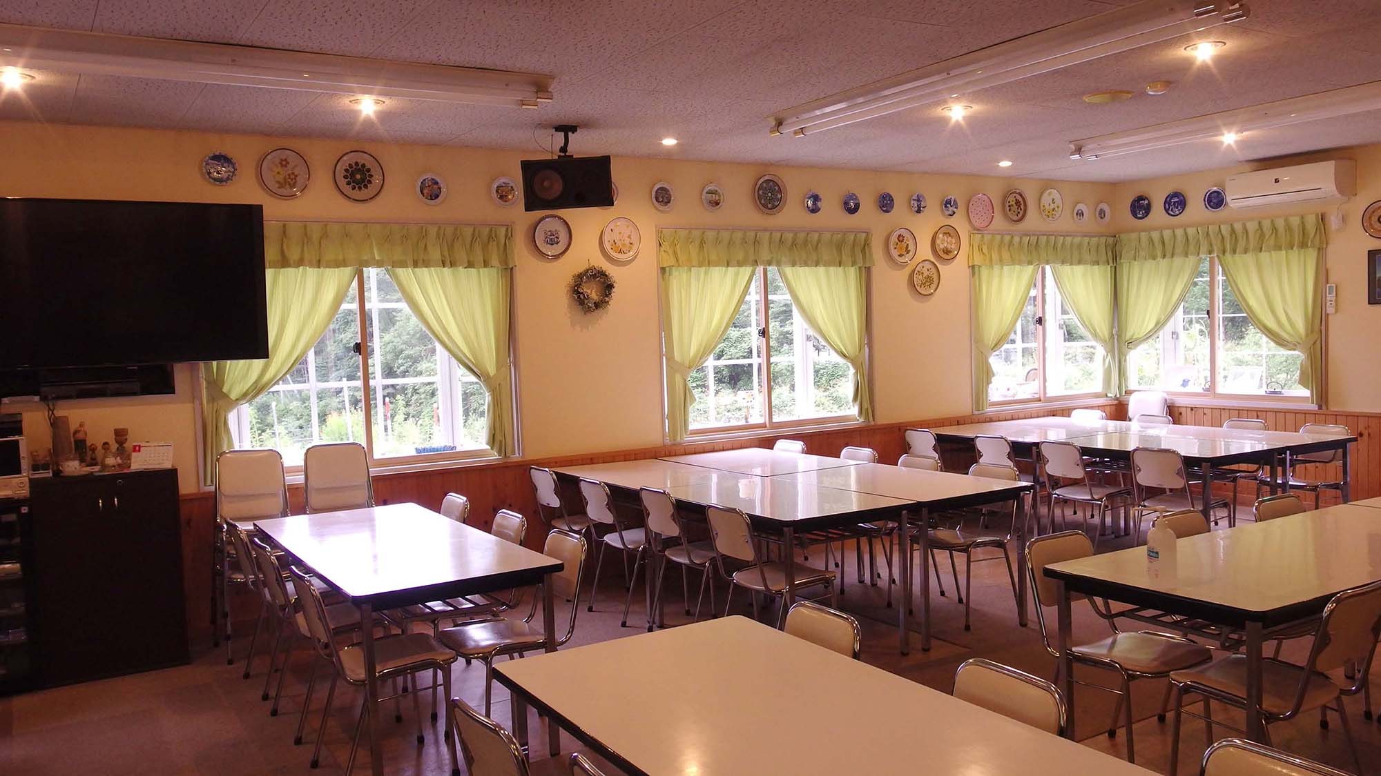 ・ Enjoy a relaxing meal in the large dining room