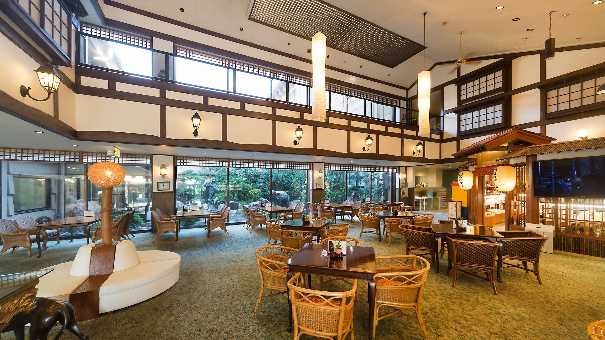 [Lobby] *A spacious, open-ceilinged interior, filled with the romance of the Showa era.