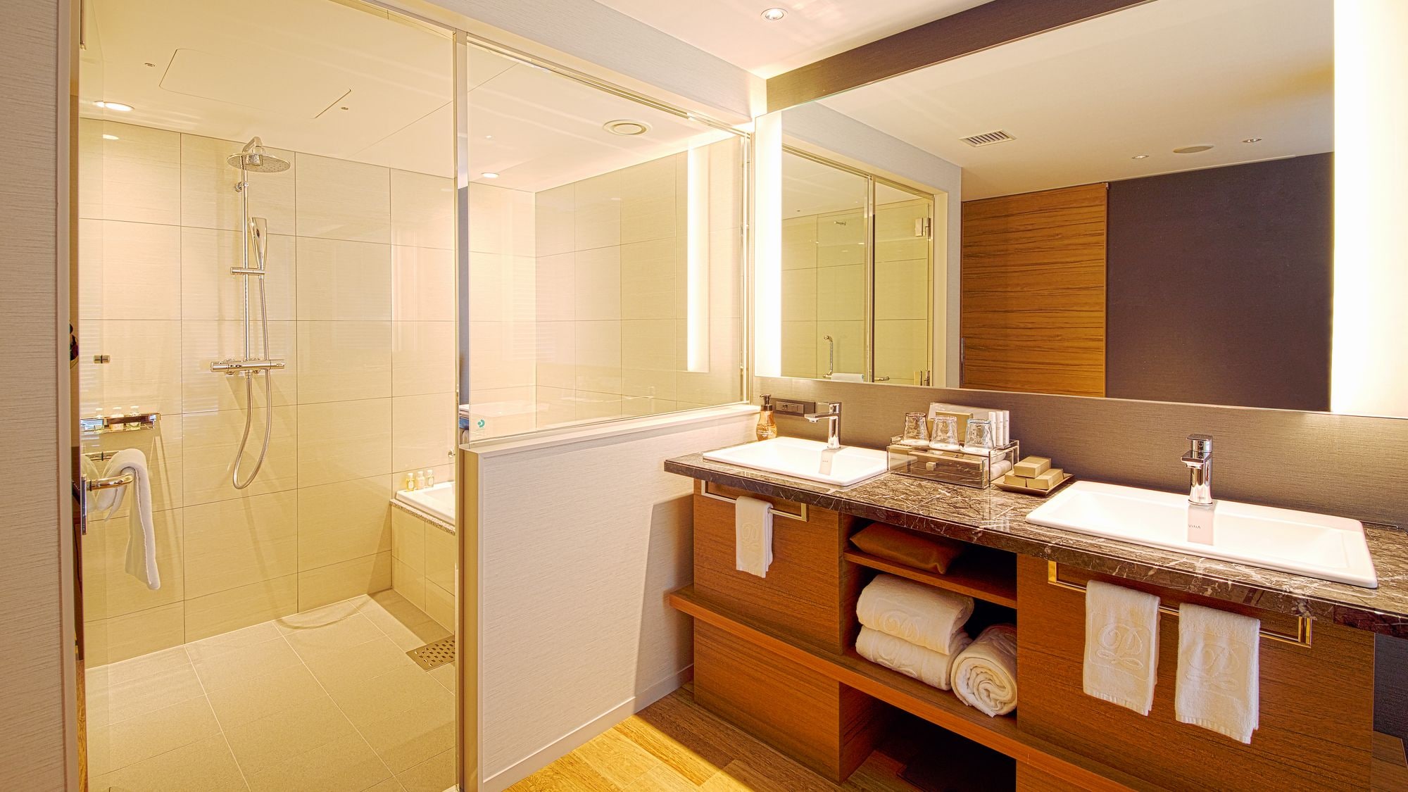 Deluxe corner room bathroom