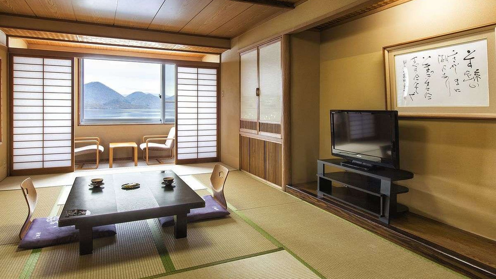 [Phòng kiểu Nhật hướng ra hồ] Thảm tatami có tác dụng thư giãn. Hãy thư giãn và tận hưởng kỳ nghỉ của bạn.