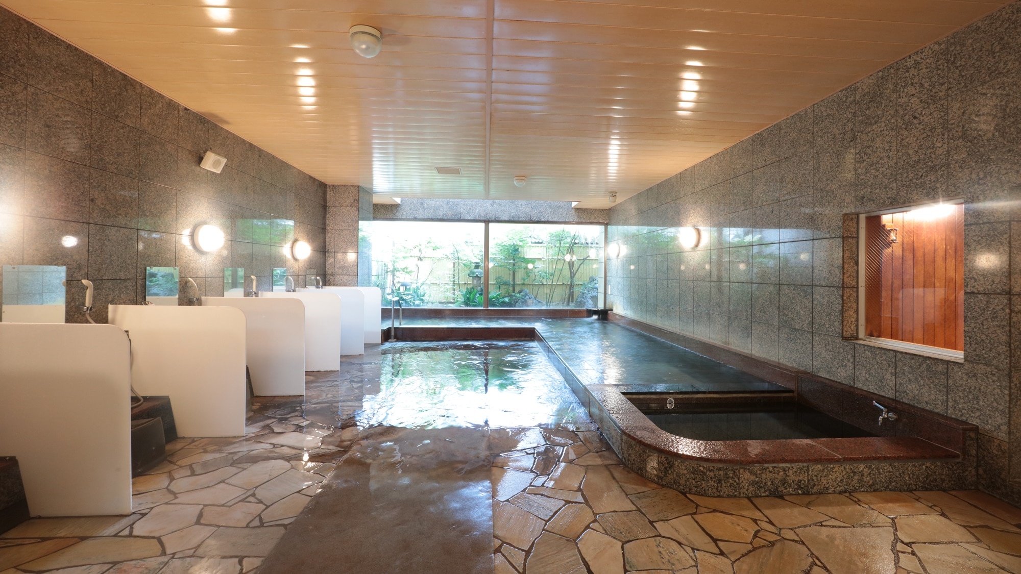 *[Natural hot spring large public bath "Oshidori no Yu" (male)] It is effective for rheumatoid arthritis and cardiovascular diseases.