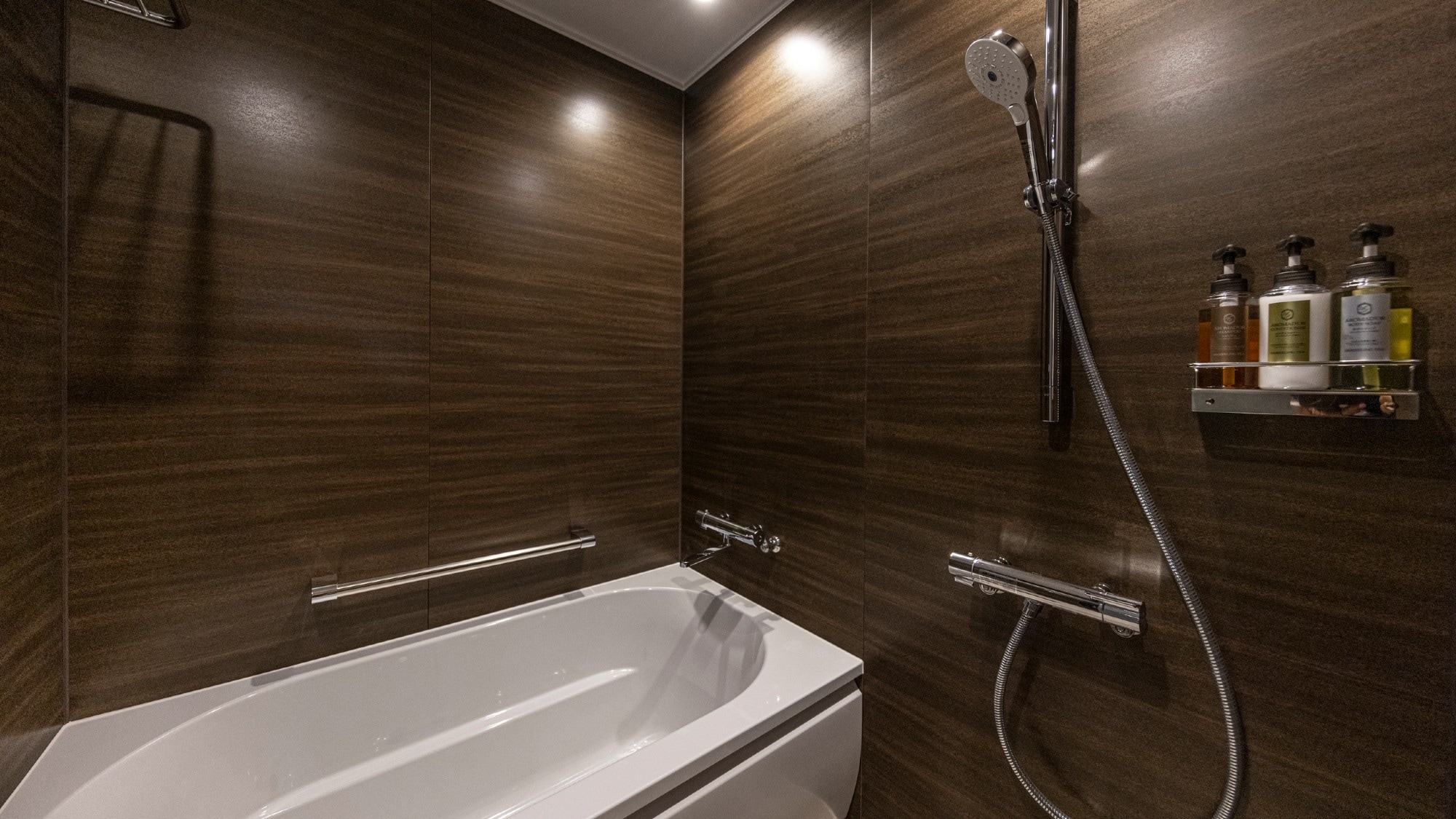 [Deluxe Corner King/Deluxe Twin] A bathroom where you can stretch your legs and relax.