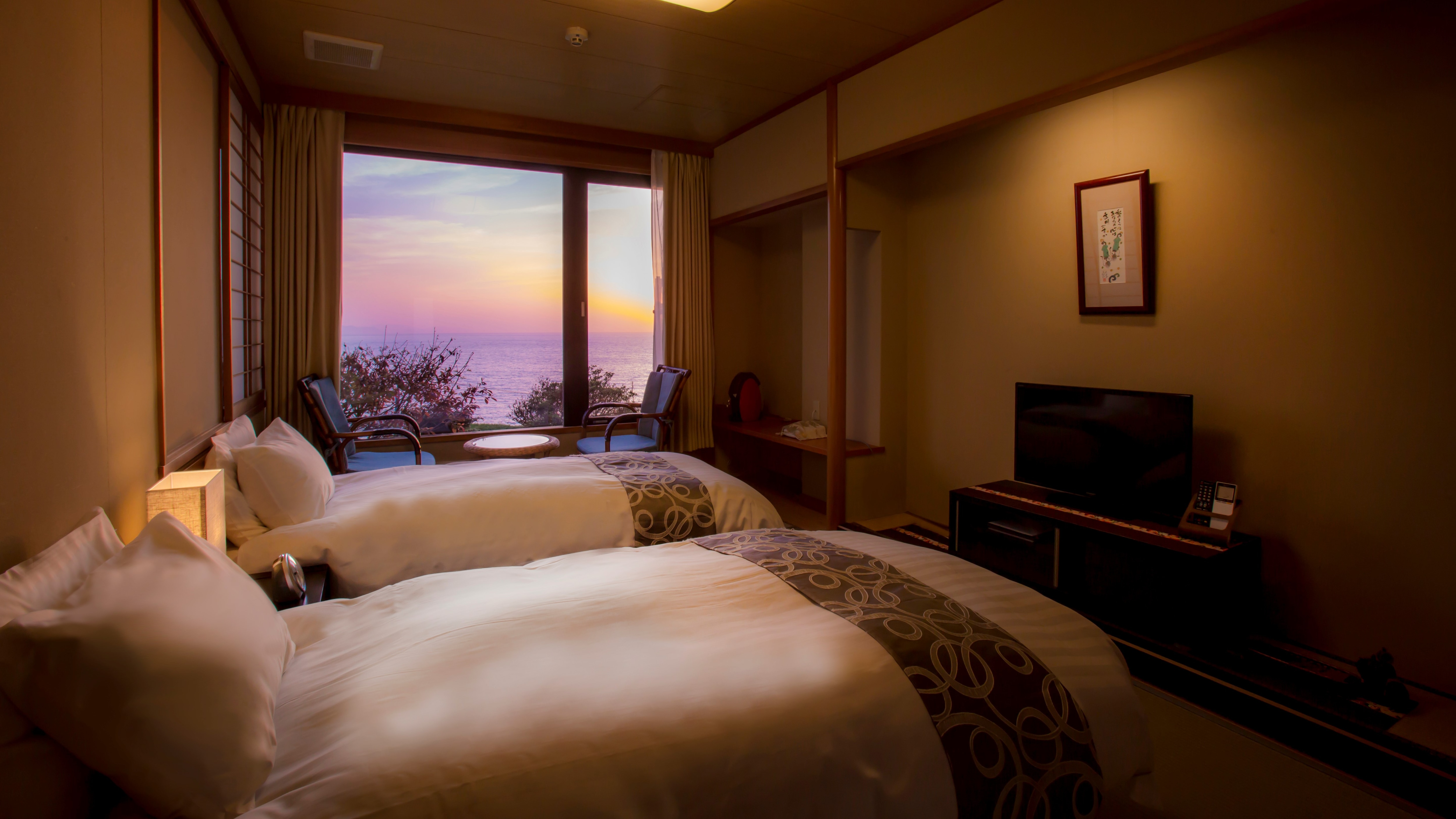 [1st floor: Shiotei] A Japanese-Western style room with twin beds and a relaxing view of the evening view.