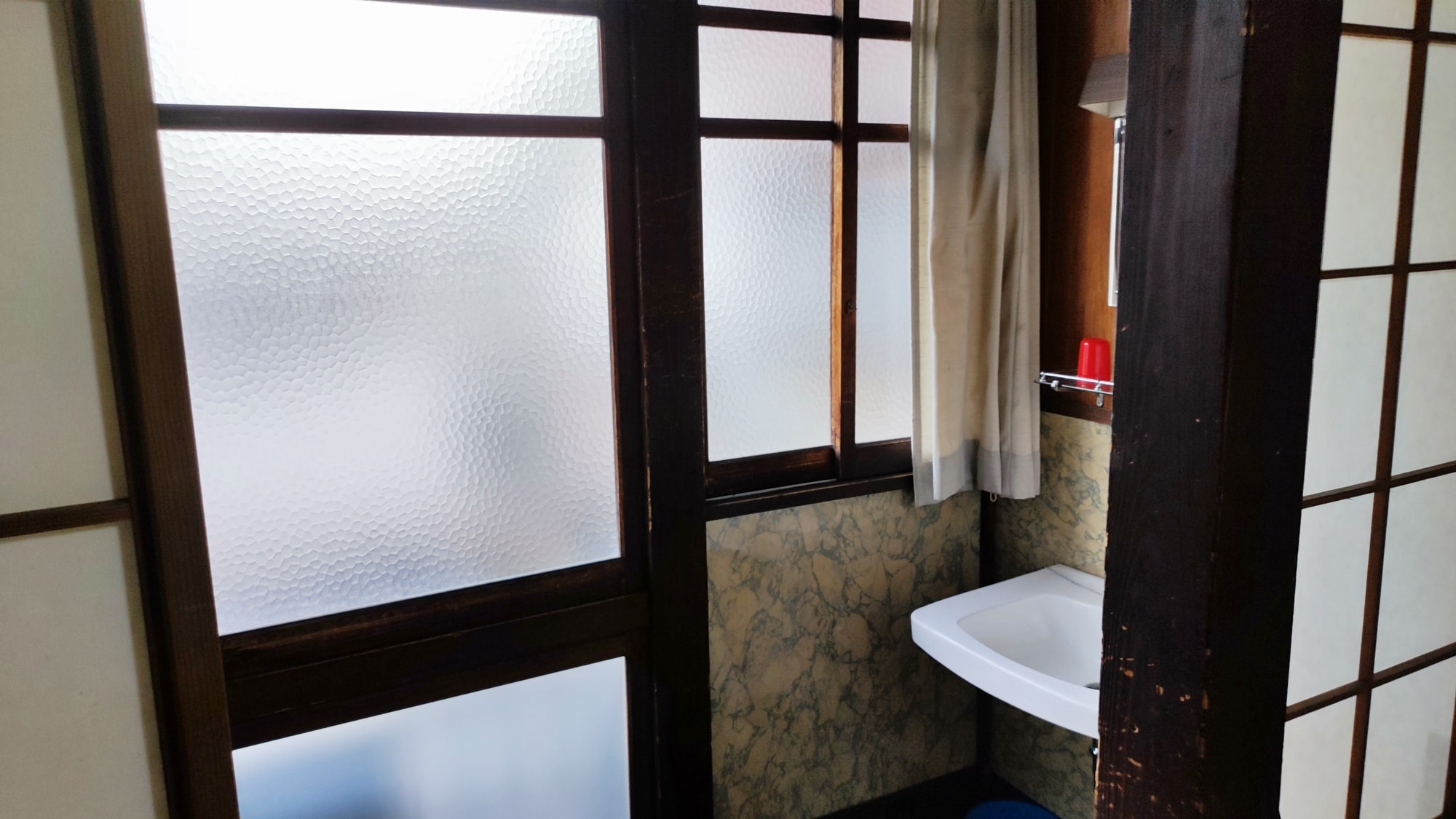 *Example of a guest room (6 tatami mats)/The traditional frosted glass windows are popular with guests.