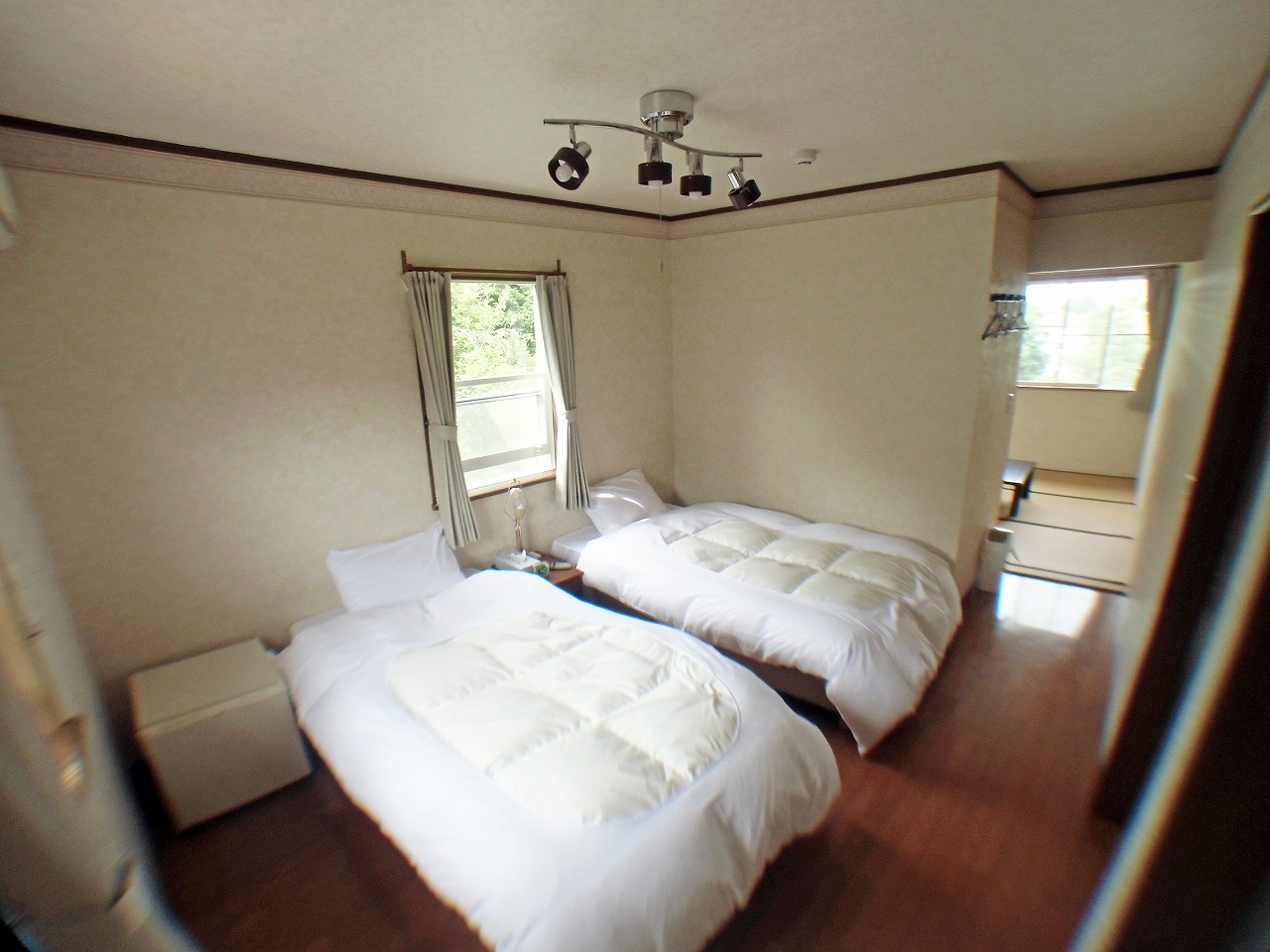 Western-style twin room + Japanese-style room