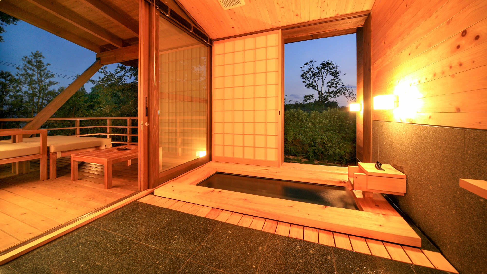 [Semi-open-air bath in detached building] A relaxing indoor bath made of cypress.