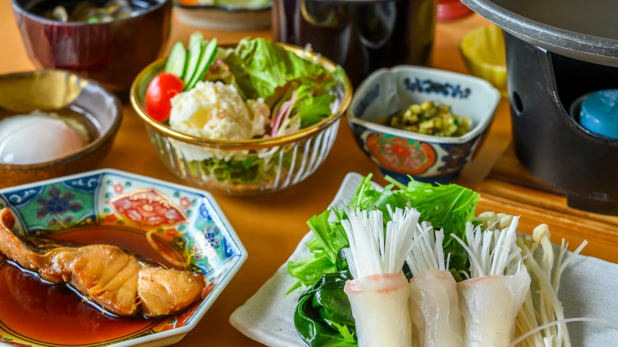 Hidangan utama untuk sarapan adalah ikan segar dan sayuran yang disajikan sebagai shabu panggang.
