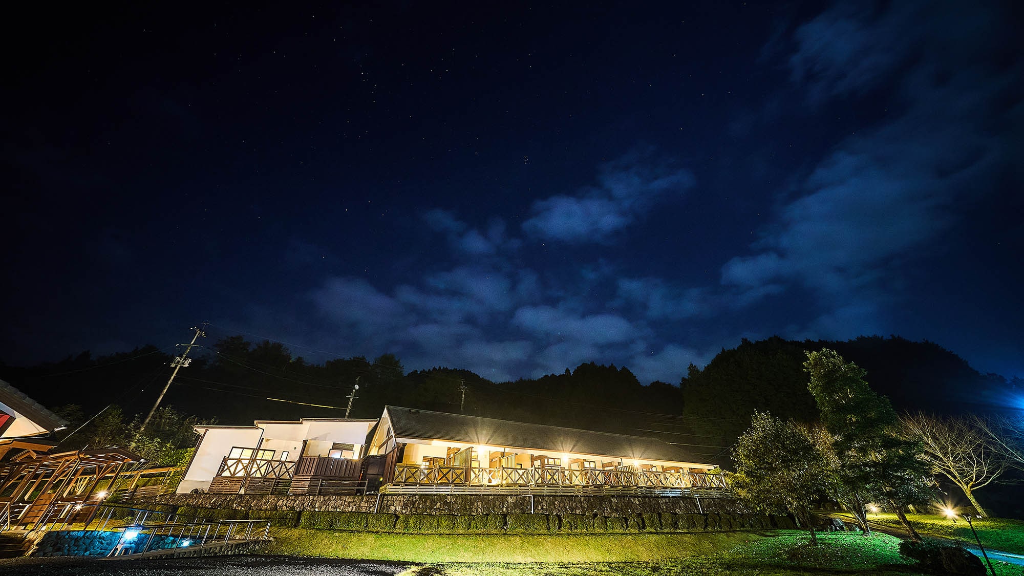 ・[Exterior] The terrace is lit up at night. How about enjoying stargazing?