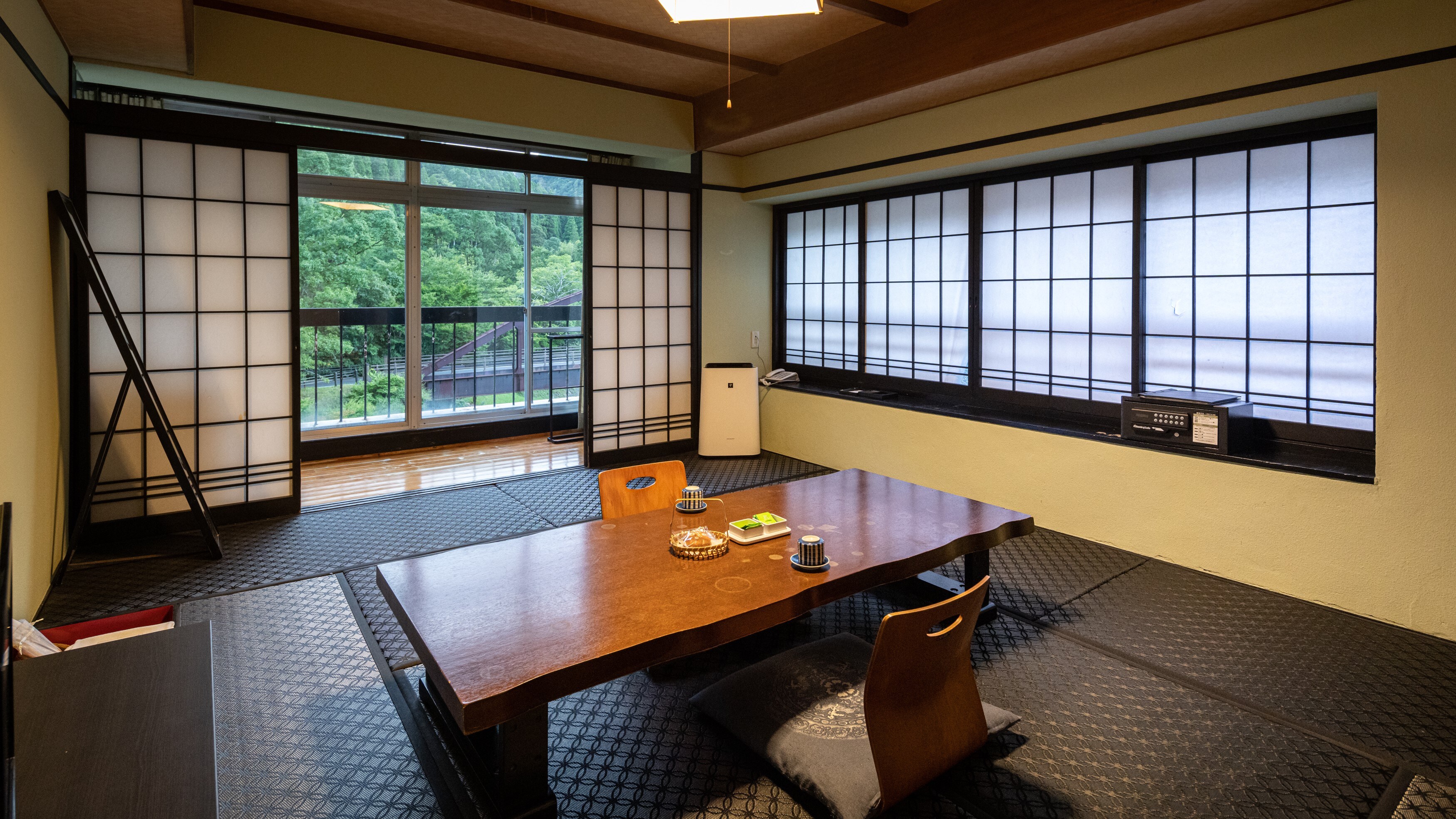 Phòng theo phong cách Nhật Bản với diện tích phòng là 10 chiếu tatami, mang lại bầu không khí của một khu nghỉ dưỡng suối nước nóng, nằm bên bờ sông, có Wi-Fi miễn phí và phòng không hút thuốc rộng 23 m2. [Bố trí]