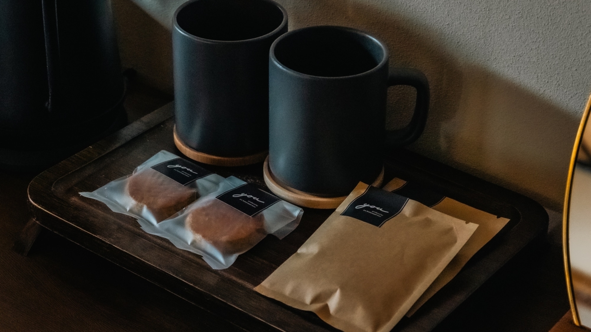 *[Guest Room/Midori] Enjoy a luxurious moment with tea and sweets that capture the essence of Japan.