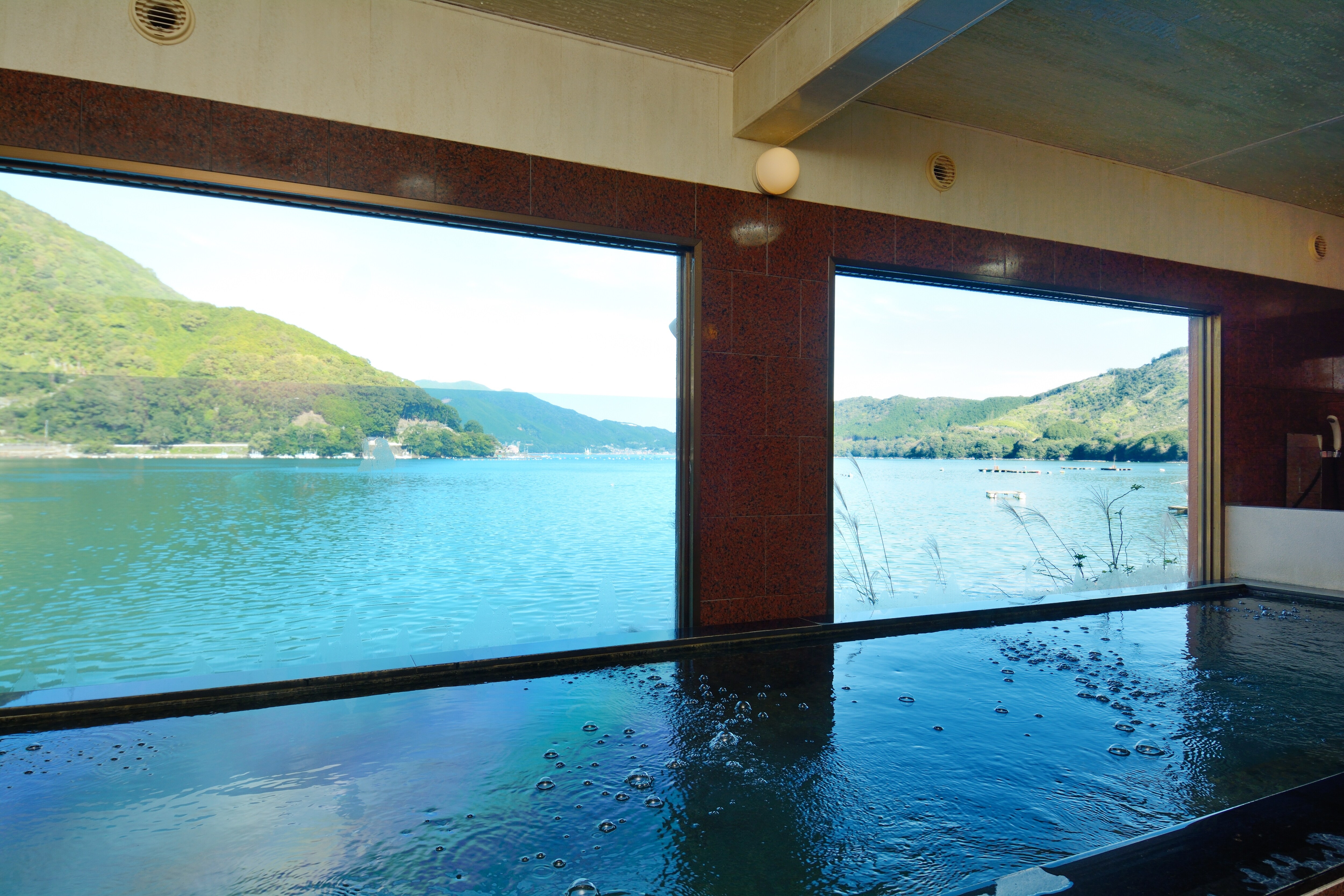 Large public bath on the first floor (men and women alternate)