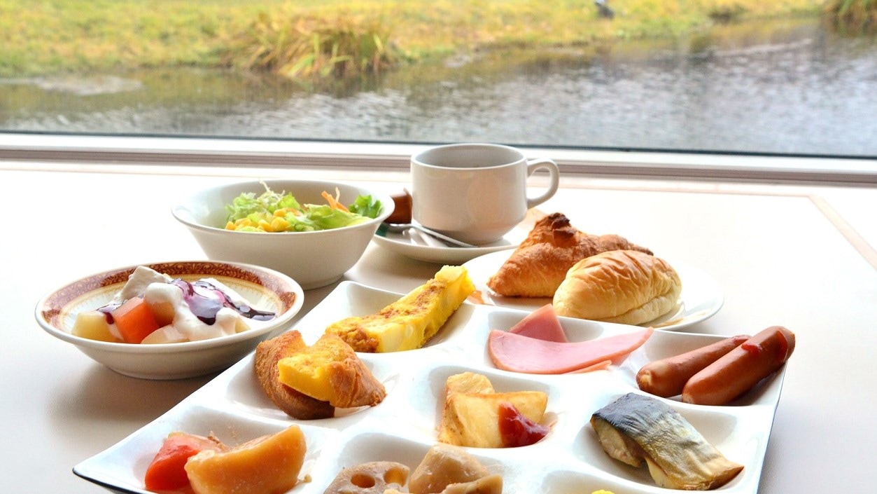 บุฟเฟ่ต์อาหารเช้า (ภาพ) มองเห็นแม่และลูกเป็ดจากหน้าต่างร้านอาหาร