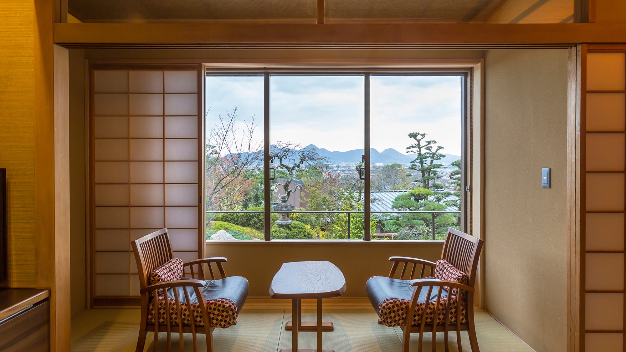 [Sansuikaku / Japanese-style room] Japanese-style room with a view of the temple town and garden (example)