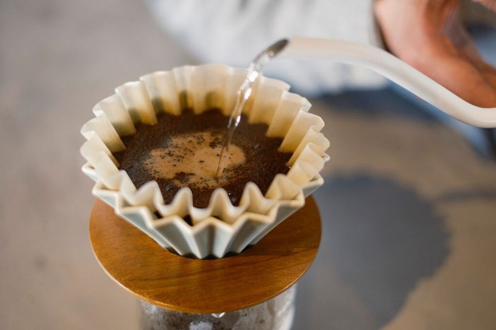 Kafe & Bar | Kafe & bar lounge menyajikan kopi tetes tangan yang populer dalam tingkat sangrai ringan dan sedang-gelap.