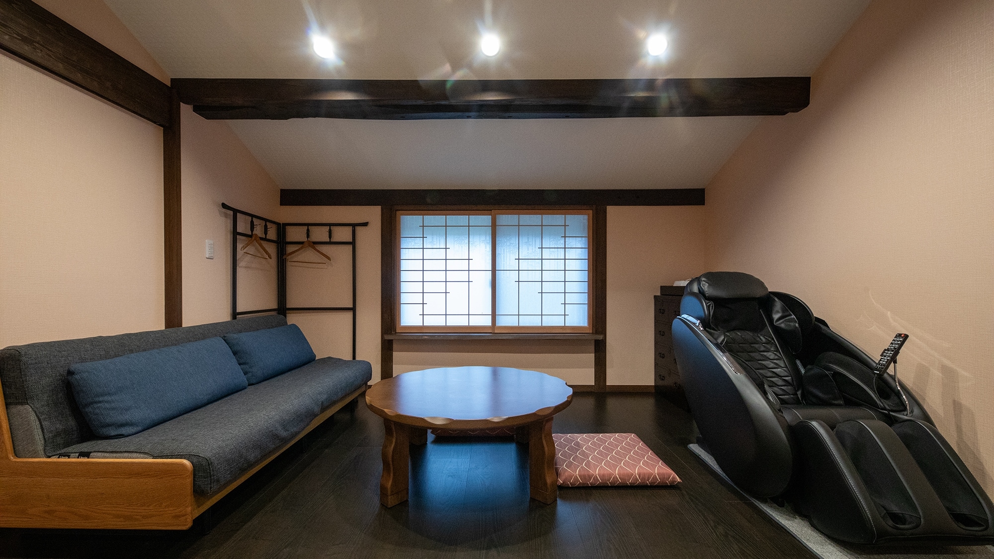 [Sumire] Main building 1st floor_12 tatami Western-style room, massage chairs invite ultimate relaxation