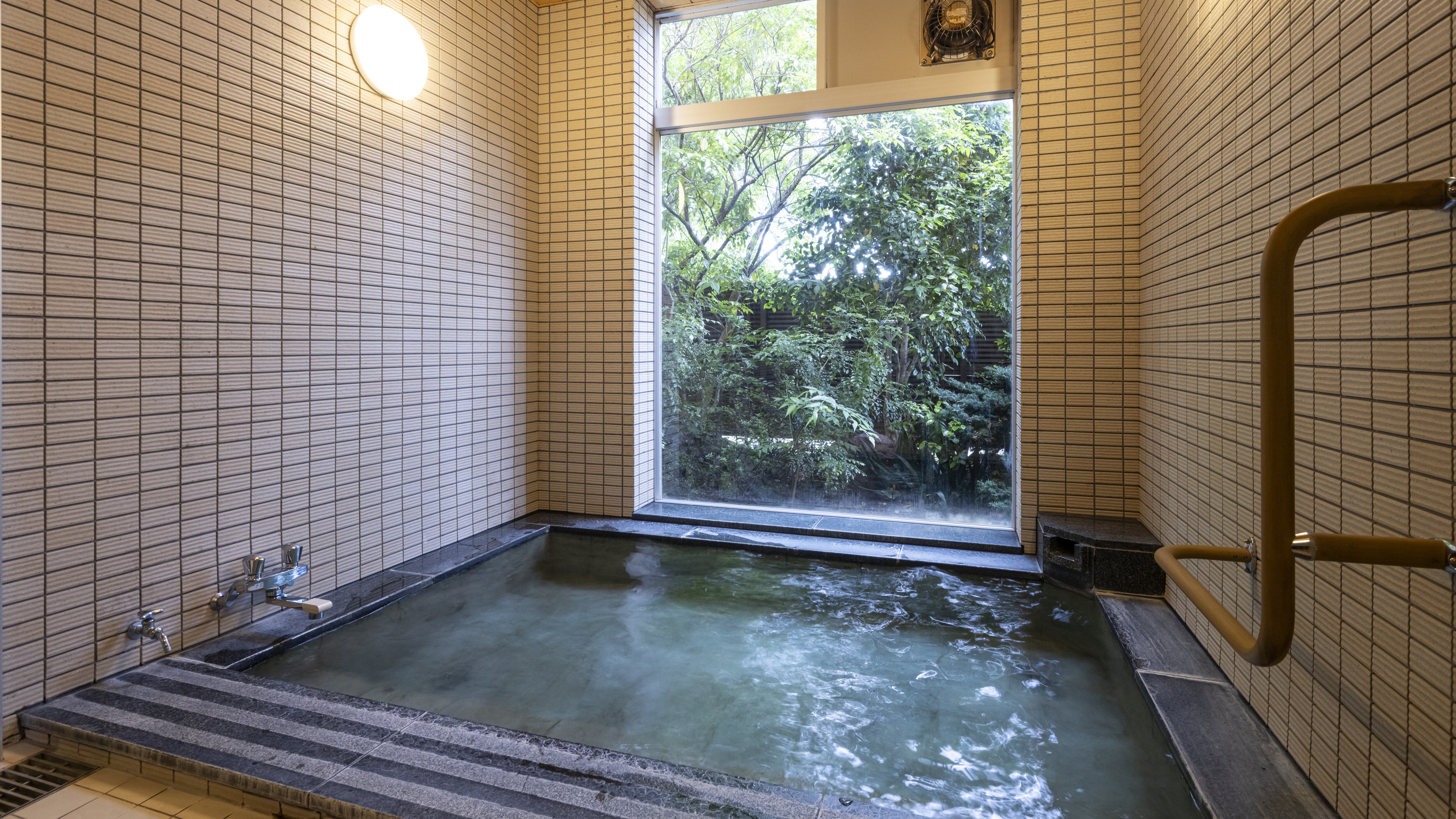 ห้องอาบน้ำสาธารณะขนาดใหญ่สำหรับสตรี