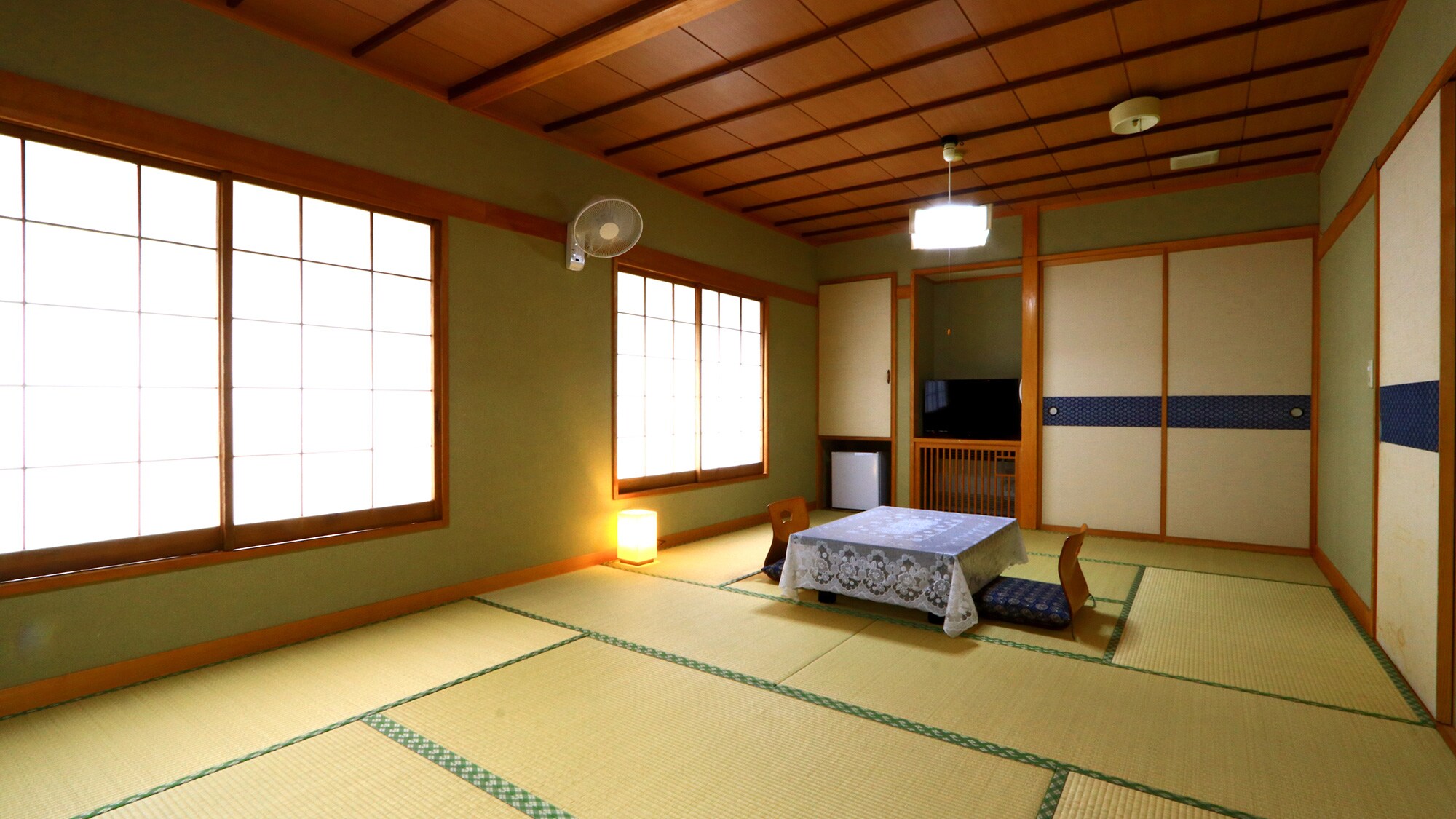 This is a Japanese-style room with 12 to 14 tatami mats.