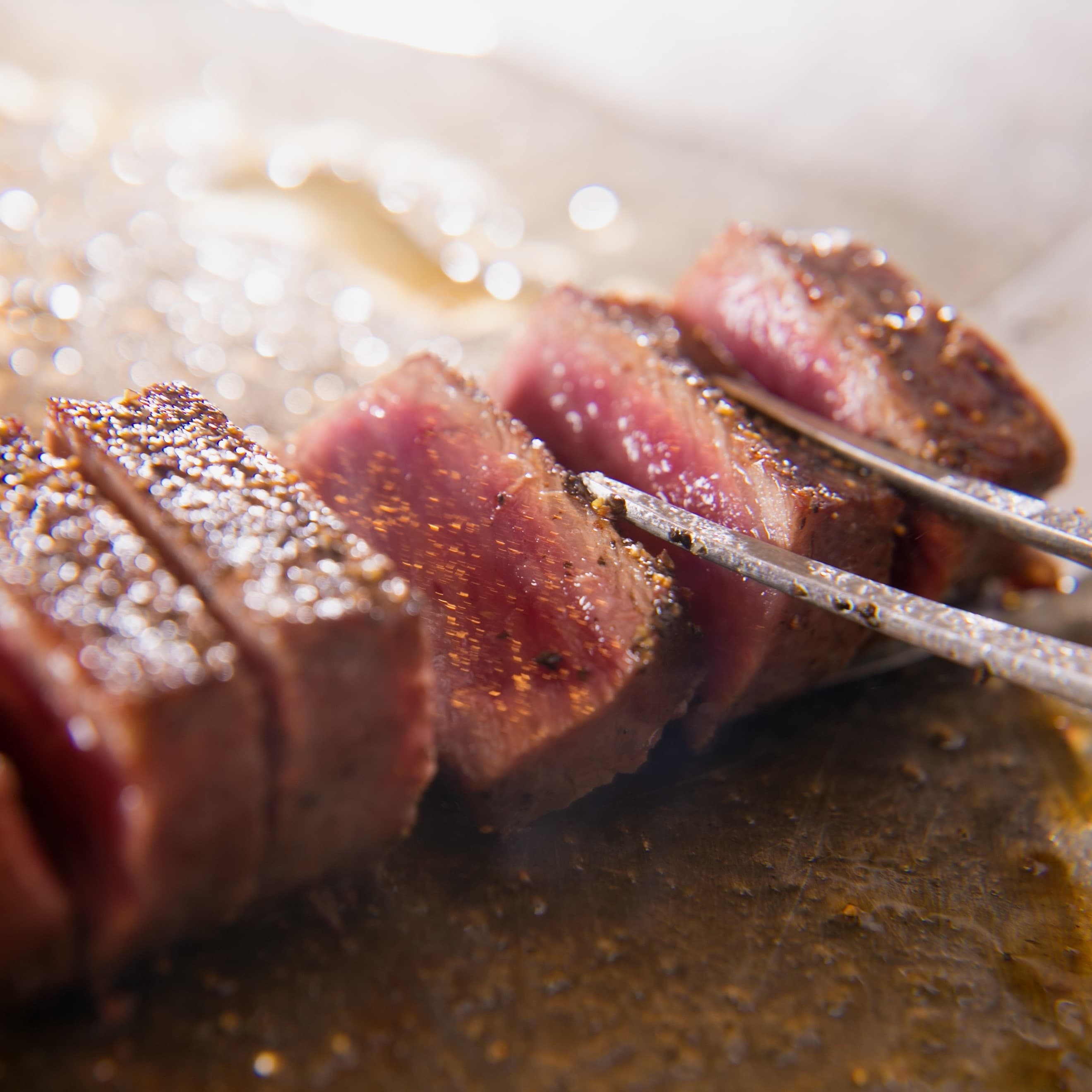 Selectable main dish/Sirloin steak example: The chef prepares fresh Yonezawa beef at the perfect timing