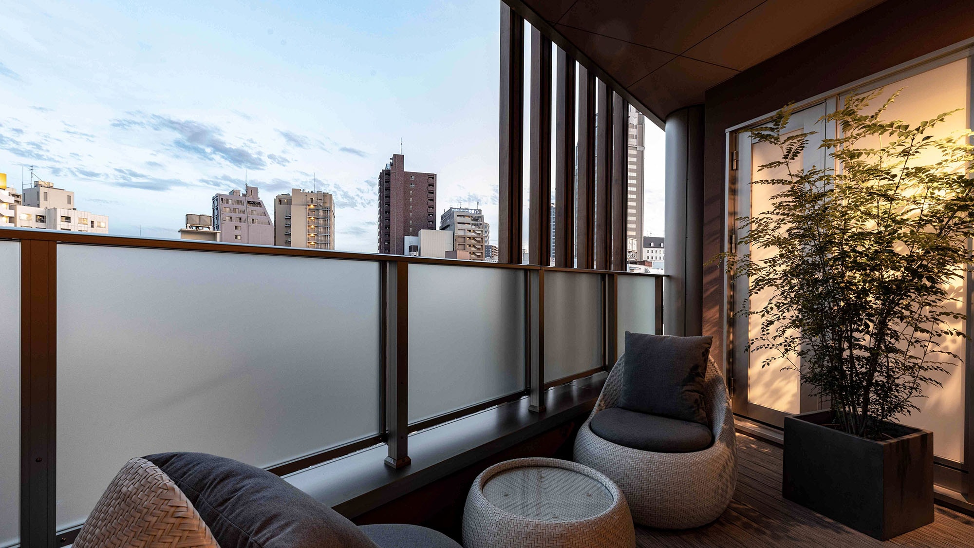・[Mirage Suite] You can enjoy the changing sky from the balcony.