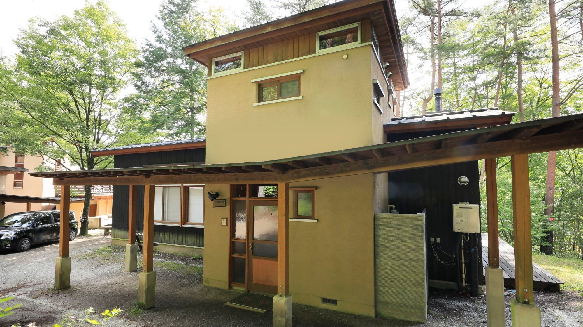 ・[Rumah Akagera] Papan nama di gedung kamar tamu adalah penanda kamar tersebut