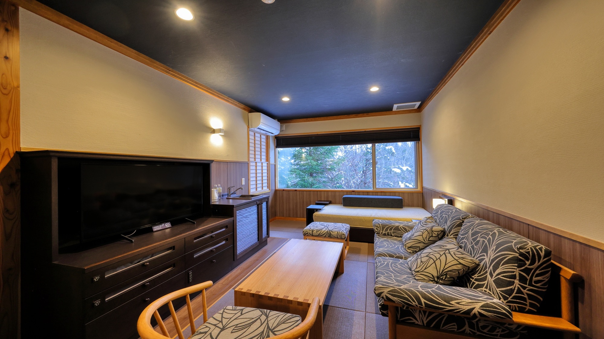 [Example of a guest room] A Japanese-Western style room with a relaxing atmosphere