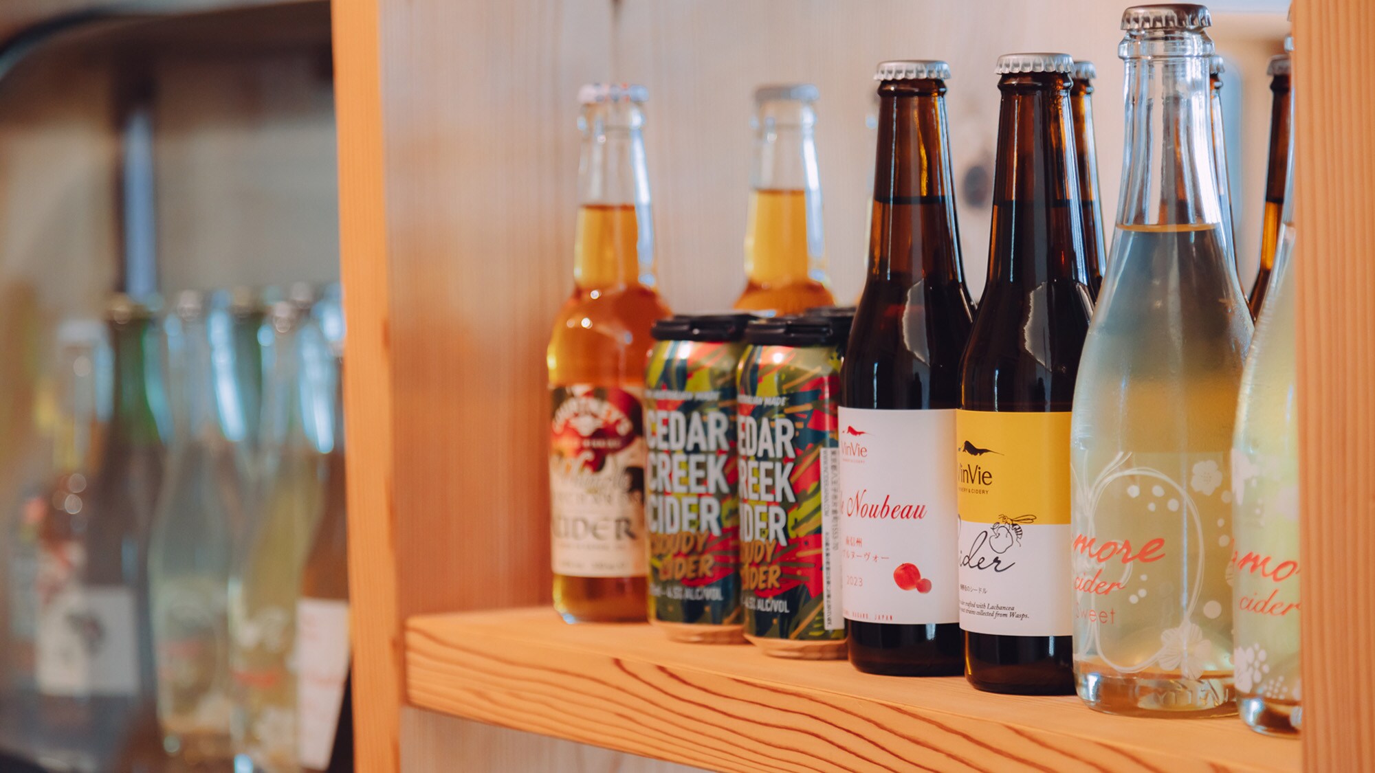 ・[คาเฟ่] คุณสามารถเพลิดเพลินไปกับไซเดอร์ คราฟต์เบียร์ วิสกี้ และค็อกเทล