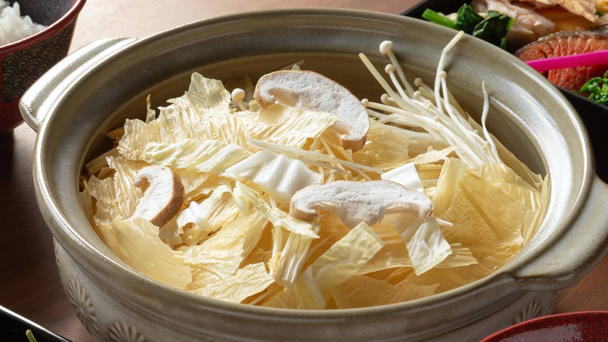 早餐時，享用熱騰騰的腐竹火鍋。