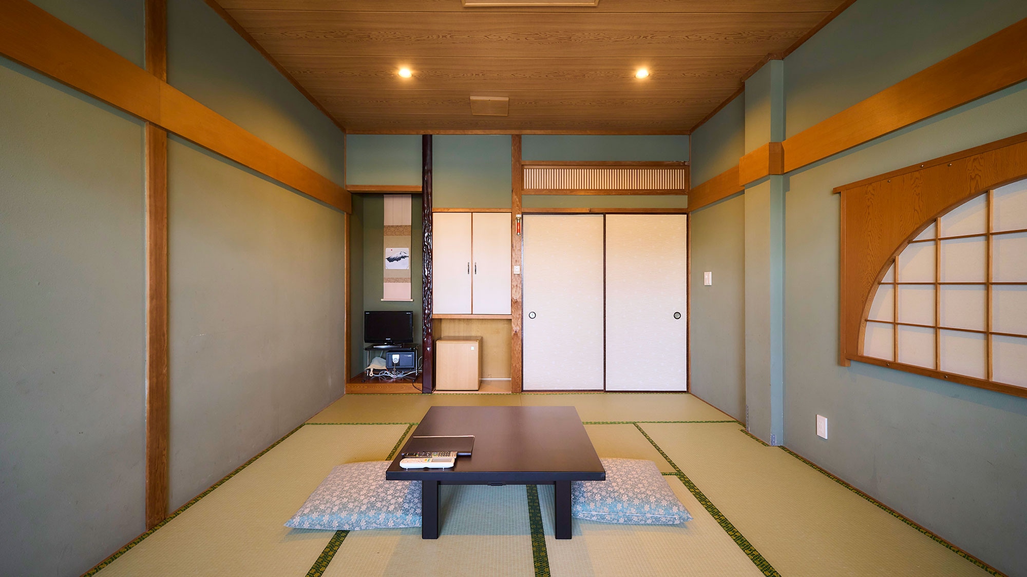 ・[Japanese-style room with 10 tatami mats] A perfect room for couples traveling together