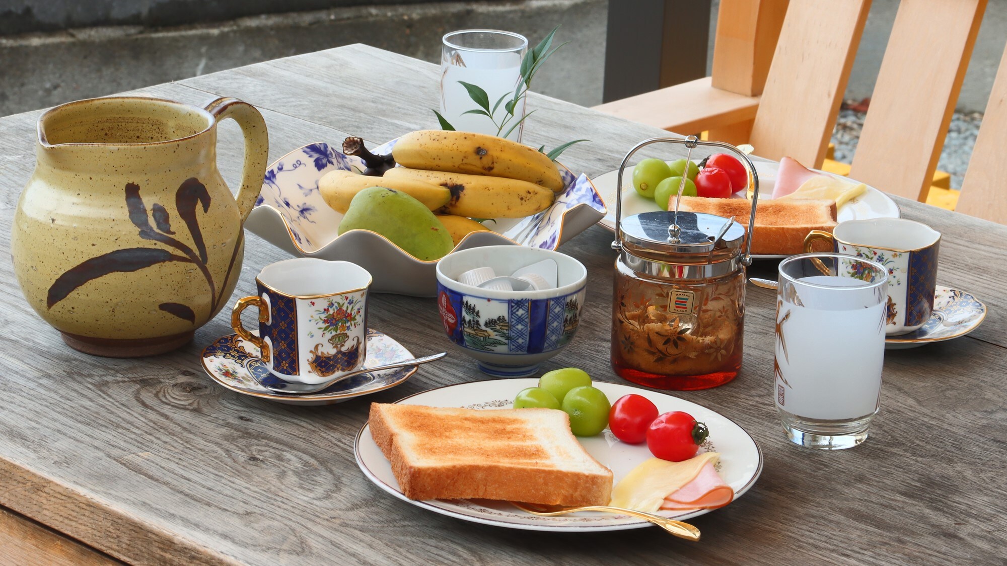 Coffee and bread are available in the kitchen. Please help yourself!