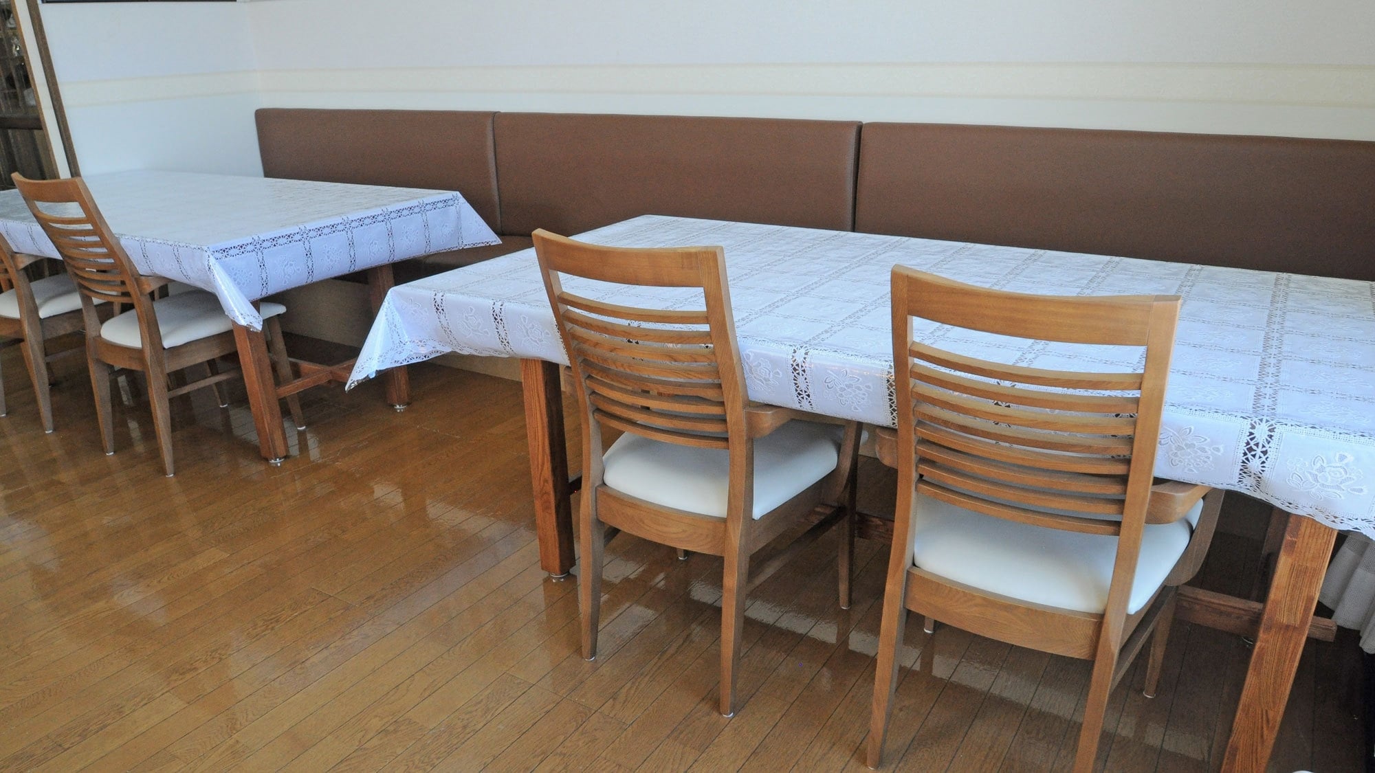 [Dining room] Sofa seats are also available.