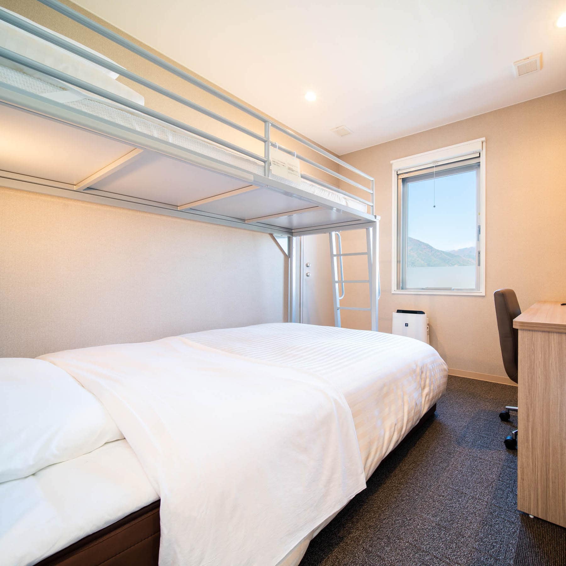 [Super Room] A functional upper and lower twin room with a loft. Very popular with children.