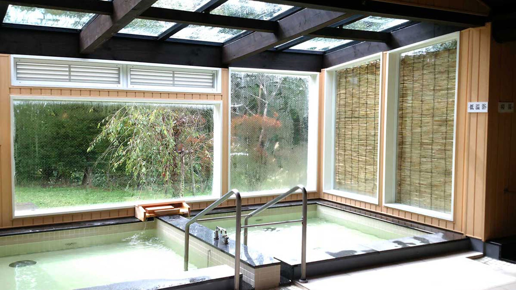 [Onsen] Relax your body and mind with an open atmosphere where you can feel nature