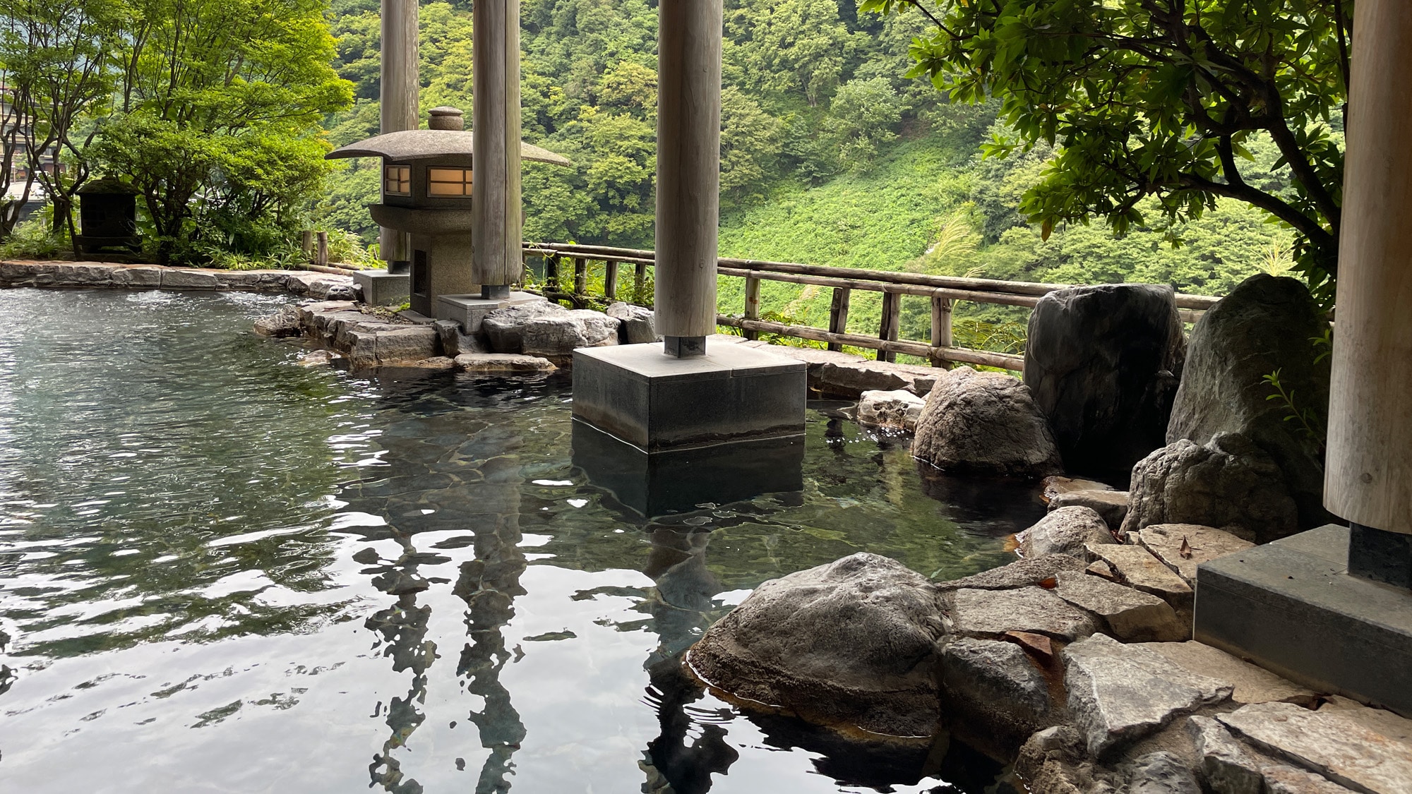 【附有露天浴池的大浴場 谷之湯】眼前展現的美麗自然風光和黑部川潺潺的流水聲讓人心曠神怡。