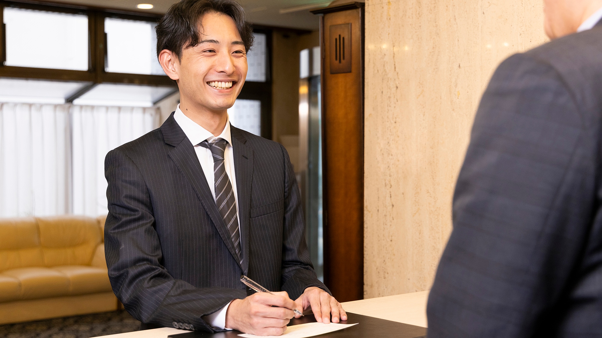 [Quầy lễ tân] Cách Sân bay Kansai 2 trạm! Cách nhà ga 2 phút đi bộ! Chào mừng đến với khách sạn có vị trí hoàn hảo của chúng tôi!