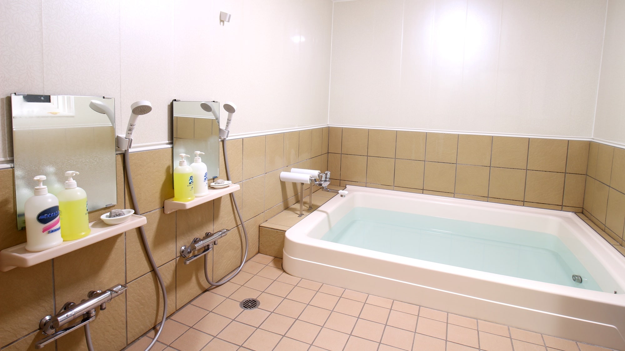 * [Bath] Bathtub memiliki ruang yang cukup untuk 3 hingga 4 orang dan luas.