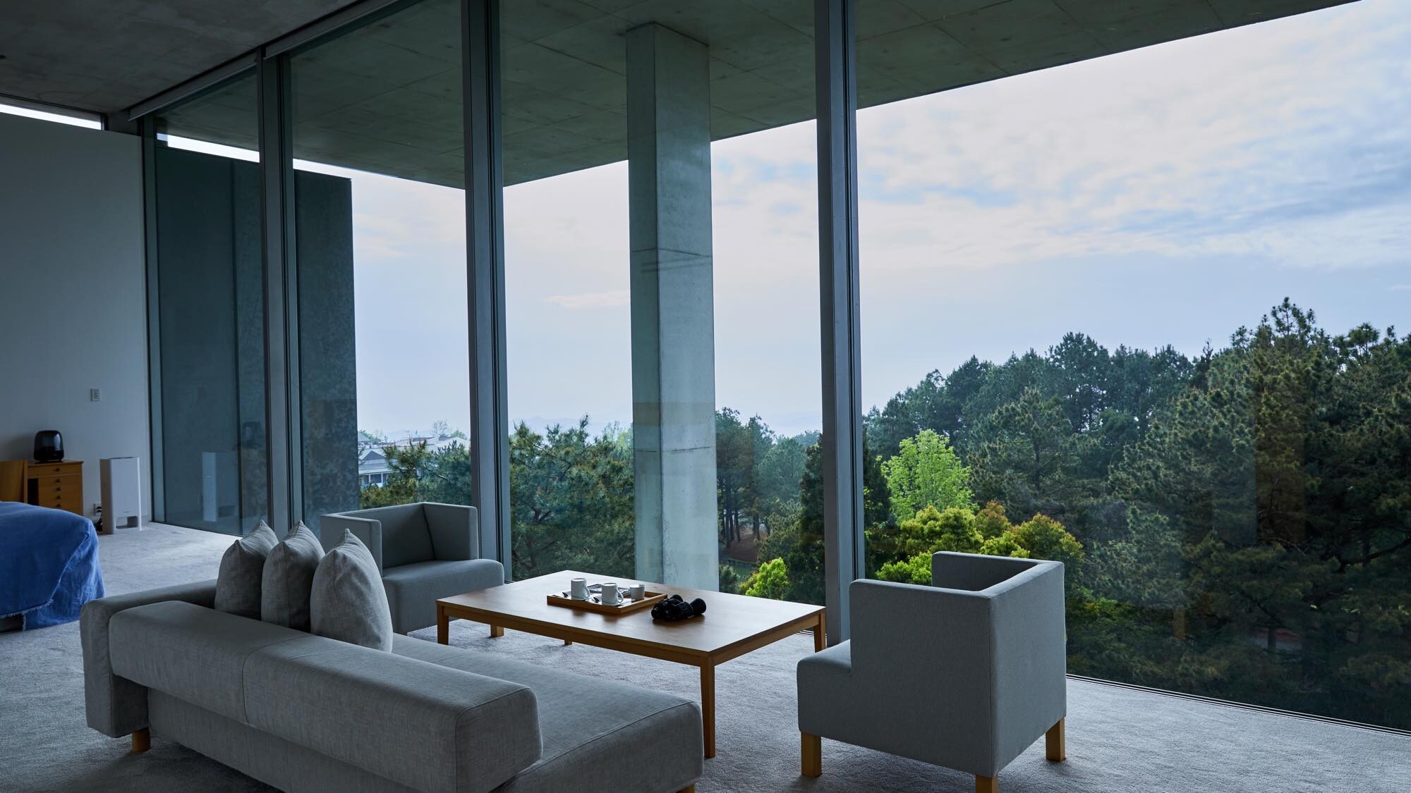 Semi-open-air hot spring suite with panoramic view