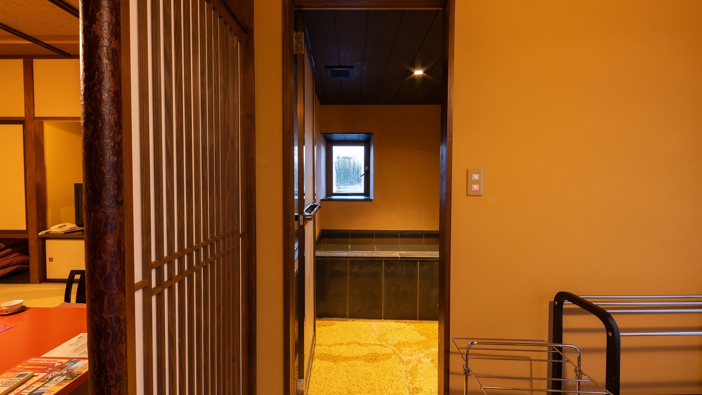 <Directly flowing from the source> Guest room with a semi-open-air bath with a view [Akane-iro] 16.5 tatami mats