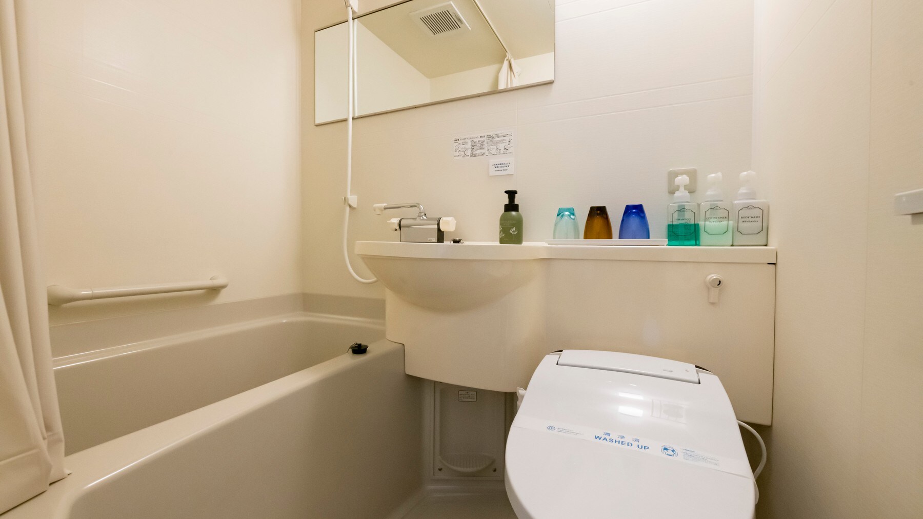 <Standard Twin> The Western-style room is equipped with a compact unit bath.