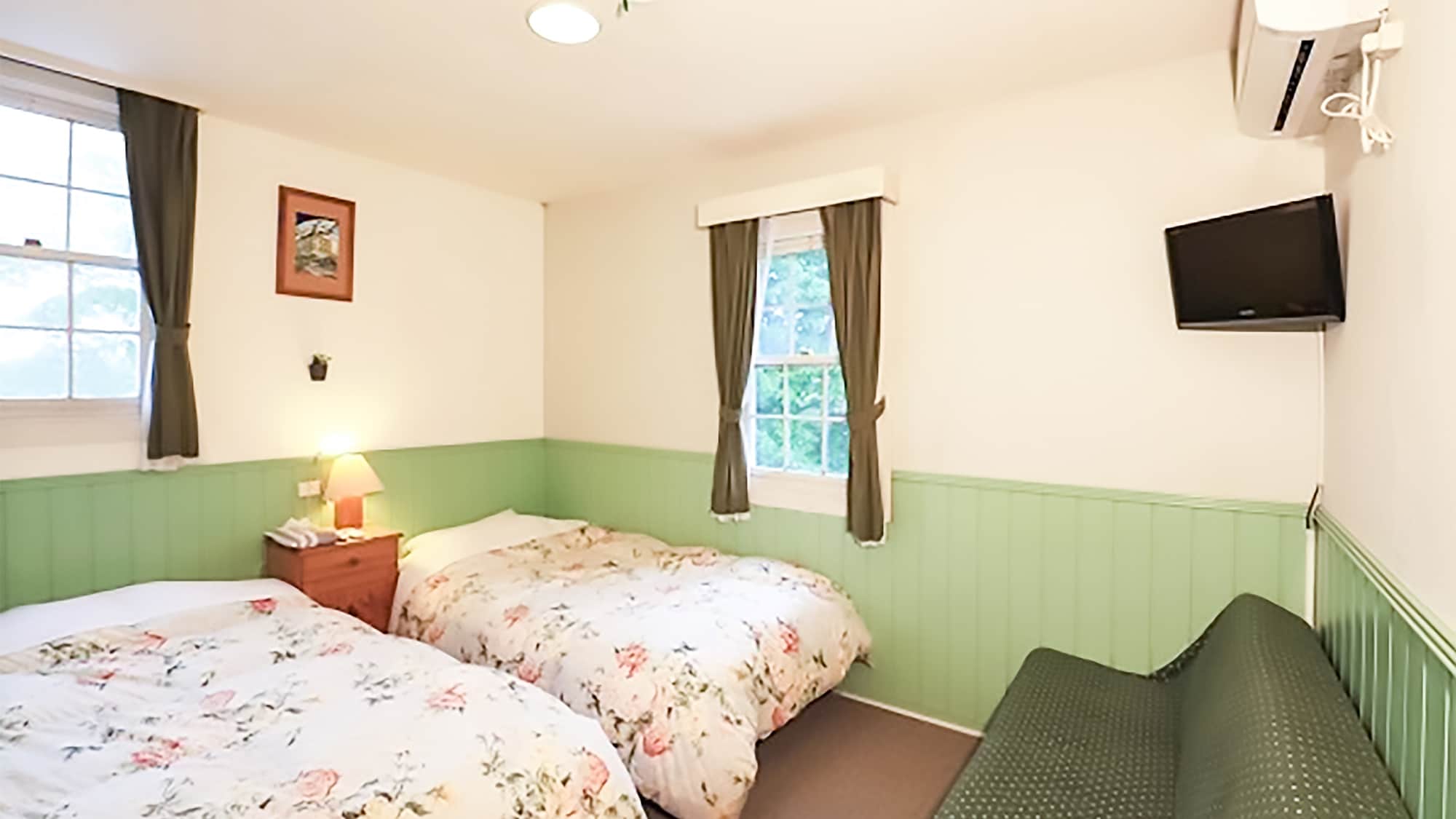 ・[Twin room] 2 beds. Can accommodate up to 3 people if you use the sofa bed.
