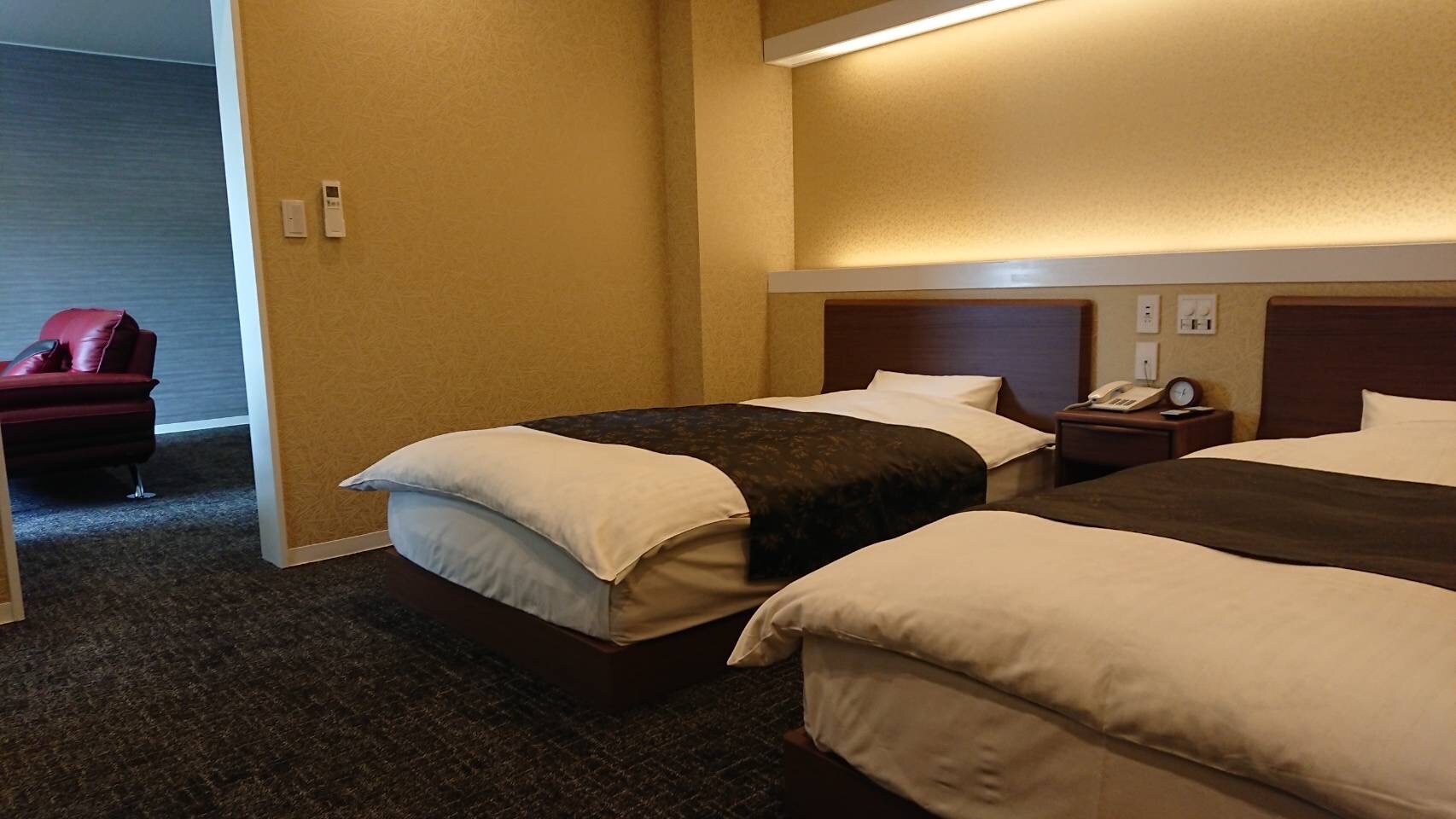 [Kamar Suite] (Kamar Tidur) Tempat tidur semi-double besar.
