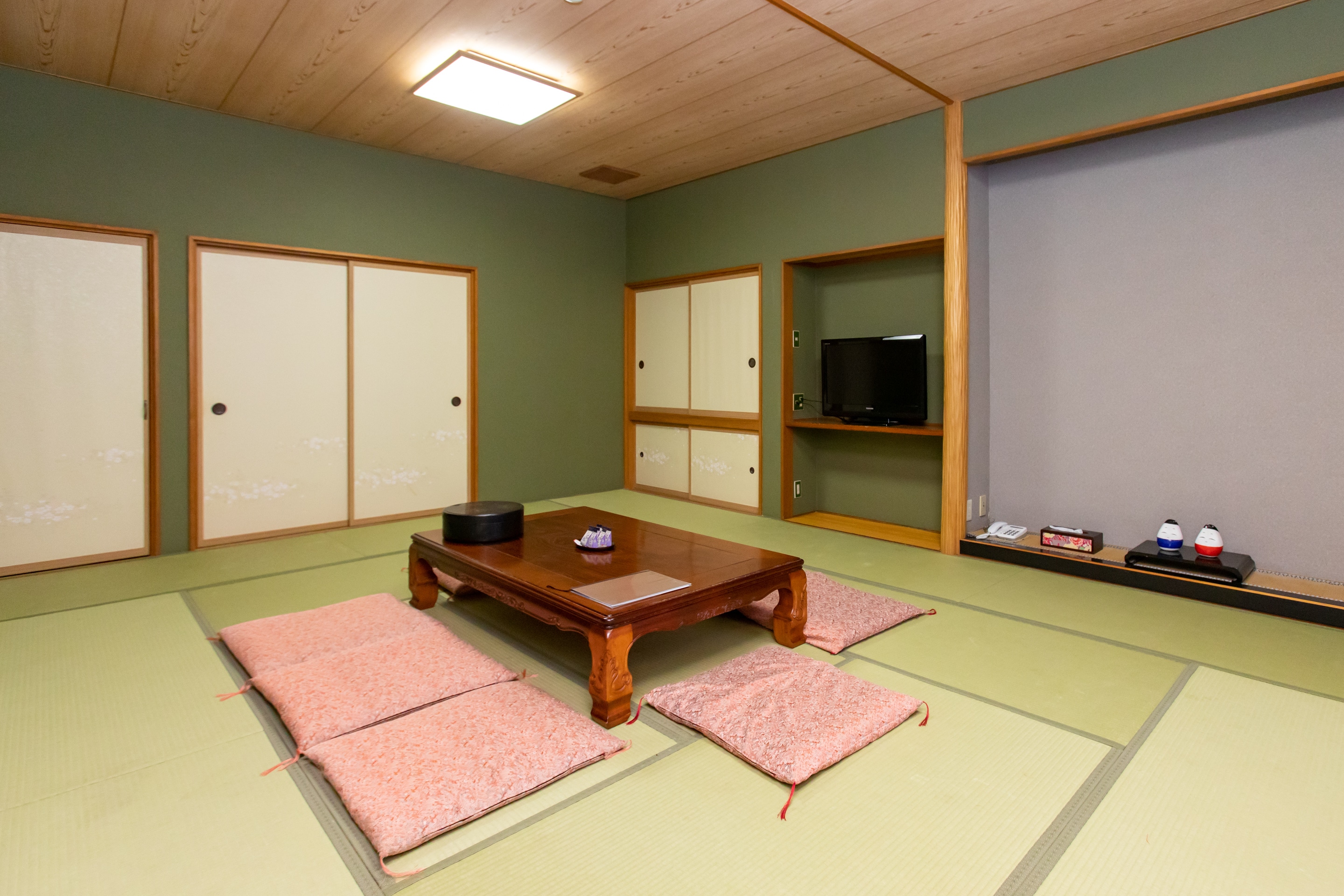 [Non-smoking] Japanese-style room for 1-8 people (no bath)
