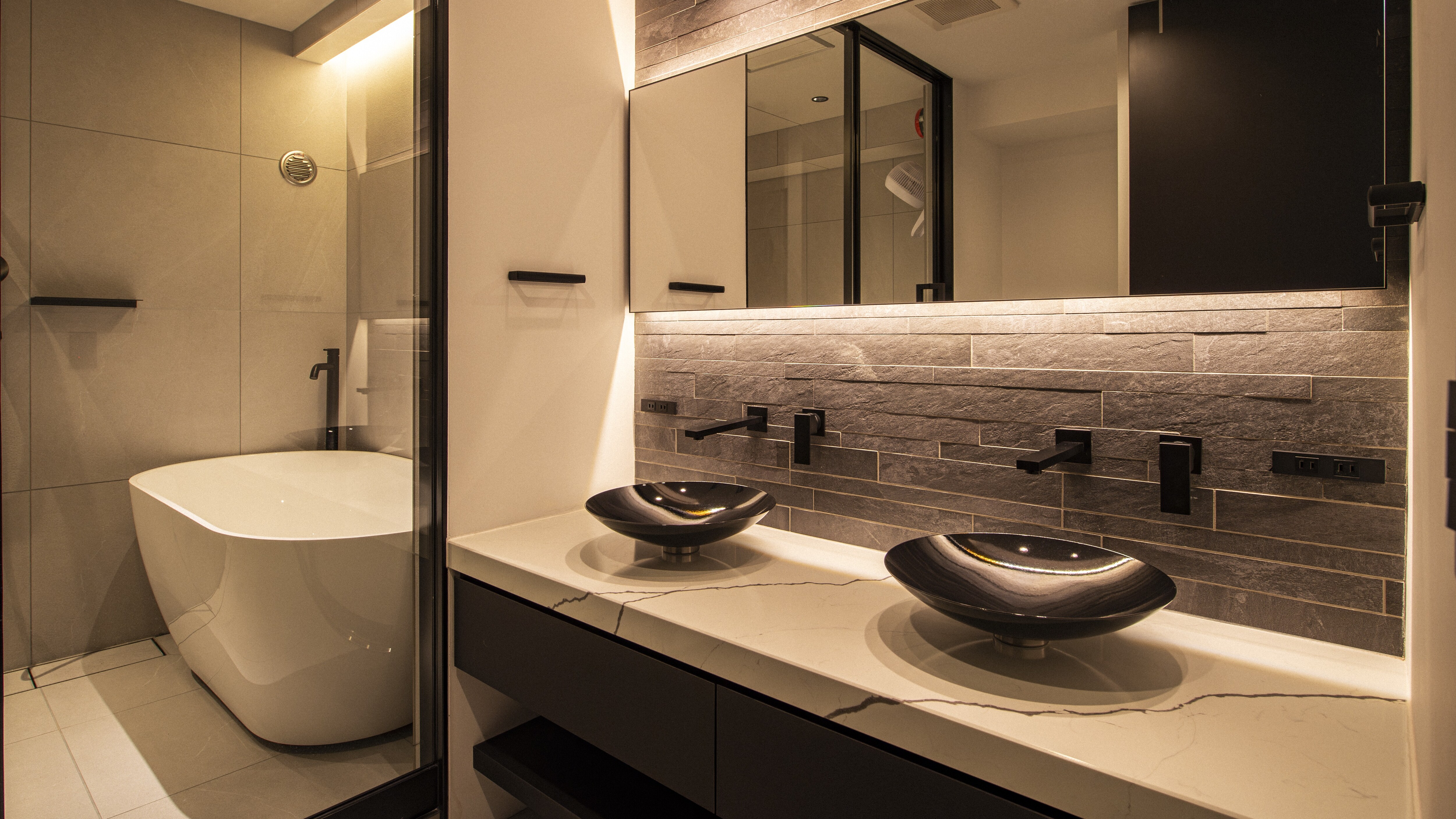 Premier Suite 401 / Bathroom