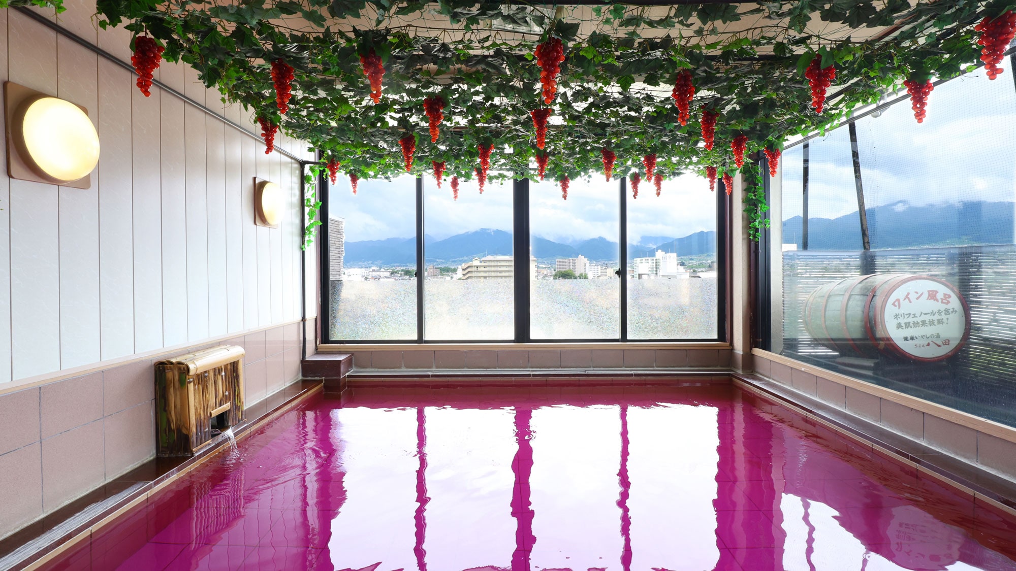 【本館7階/展望ワイン風呂】ポリフェノールで明るくしなやかに潤う肌 。紫の美肌温泉