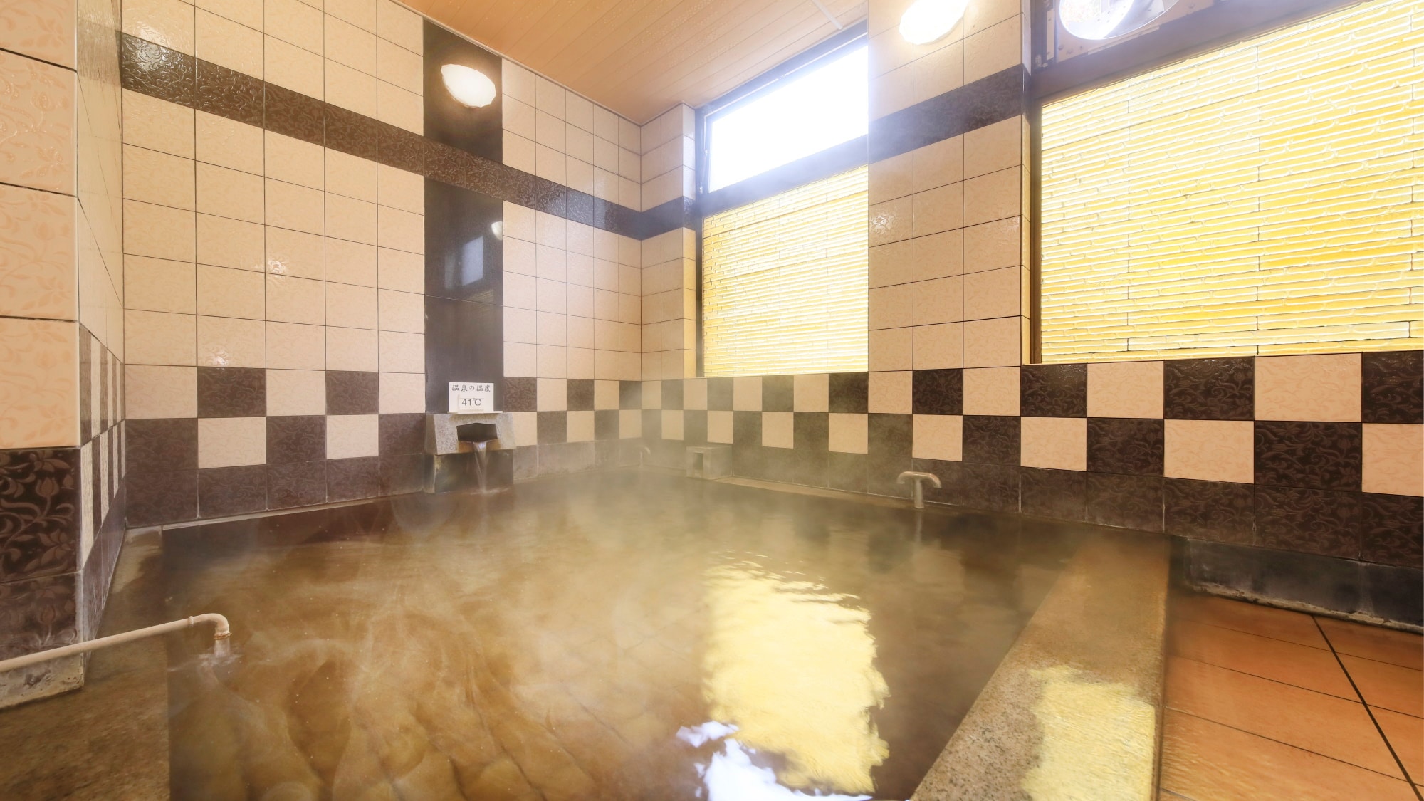[Middle bath/Utakata no Yu] The spring water is of such high quality that "yunohana" (hot spring flowers) float on the surface of the water.