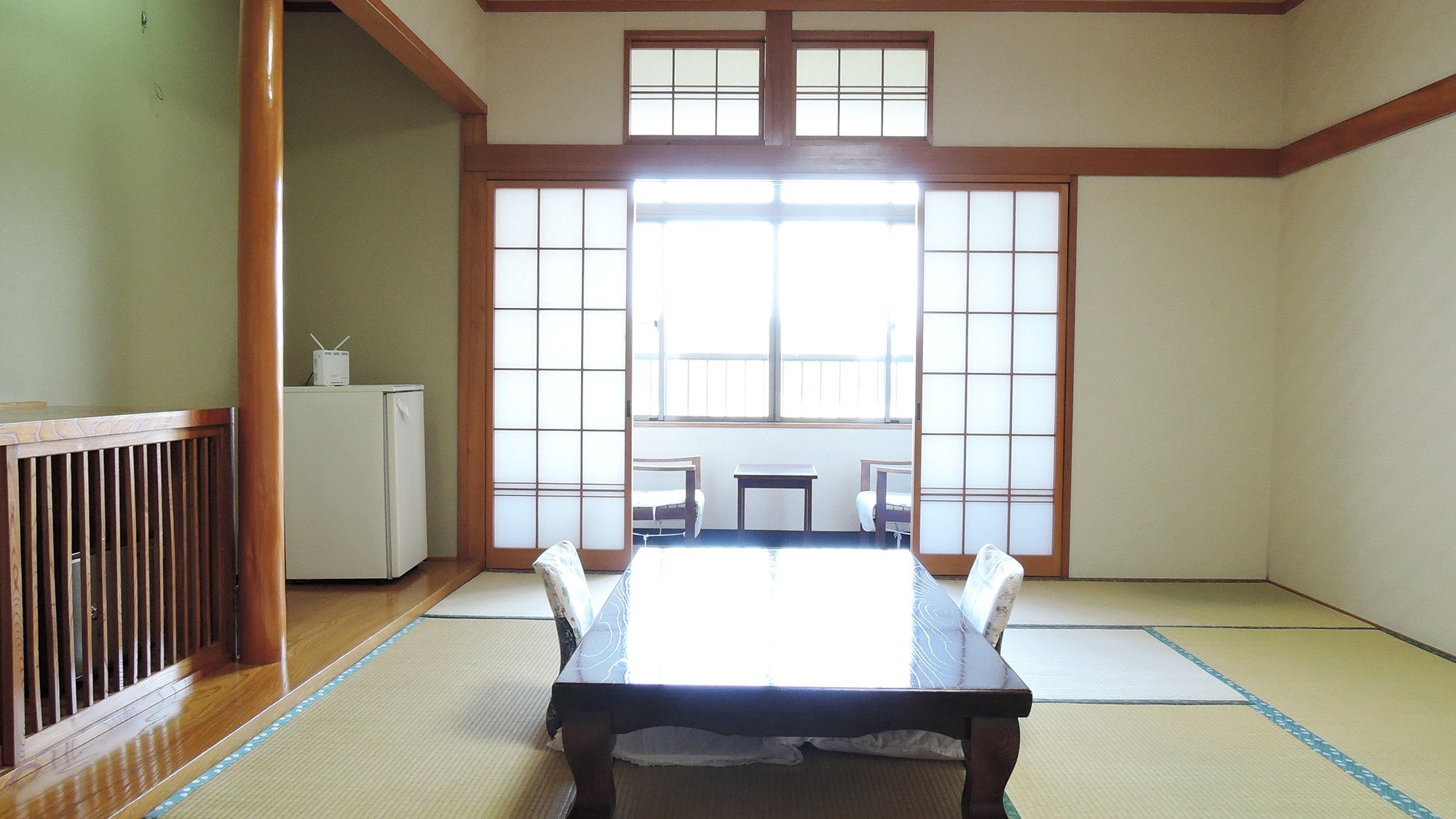 *客房/燈光明亮的日式客房可俯瞰小田野濱海灘。