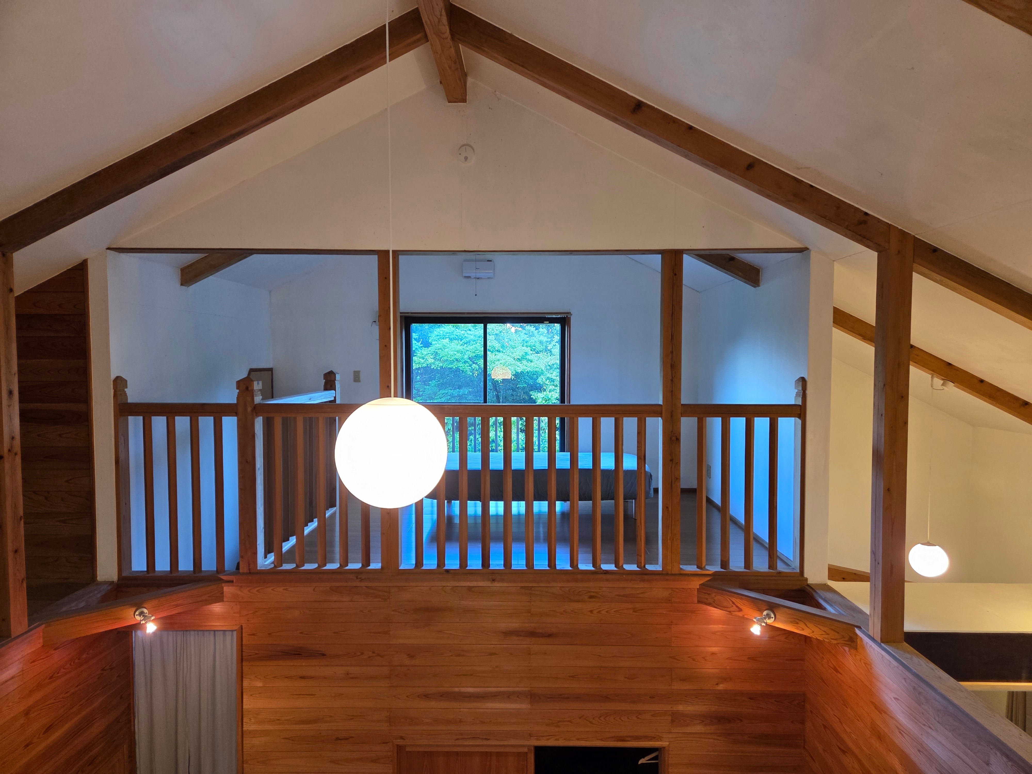 A relaxing space where you can enjoy the view of greenery outside the window.