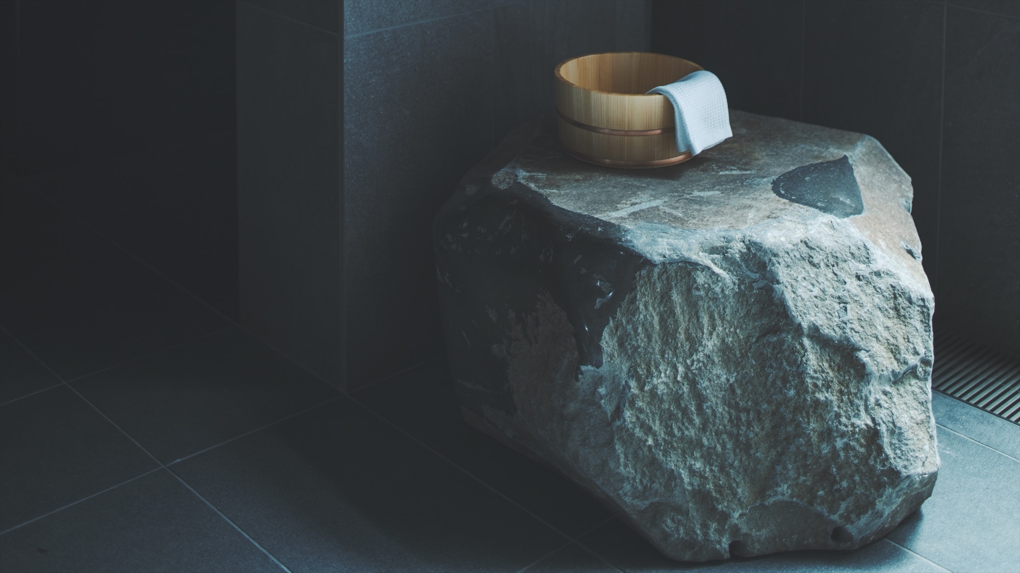 [Large public bath] We propose seasonal baths where you can feel the changing of the seasons.