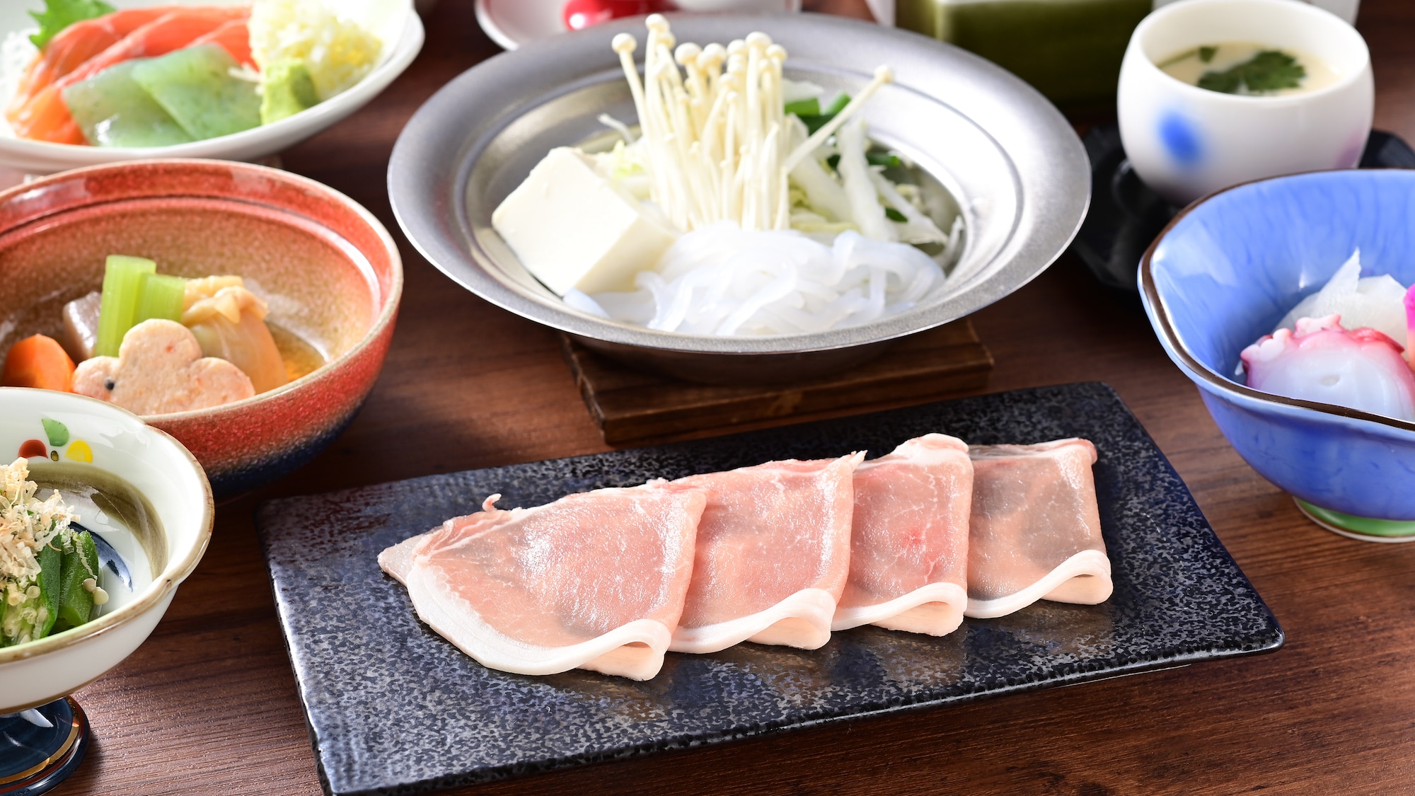 “Kozuke Mochi豬肉”的涮涮鍋，這是一種具有白色脂肪、甜味和優良肉質的優質豬肉。